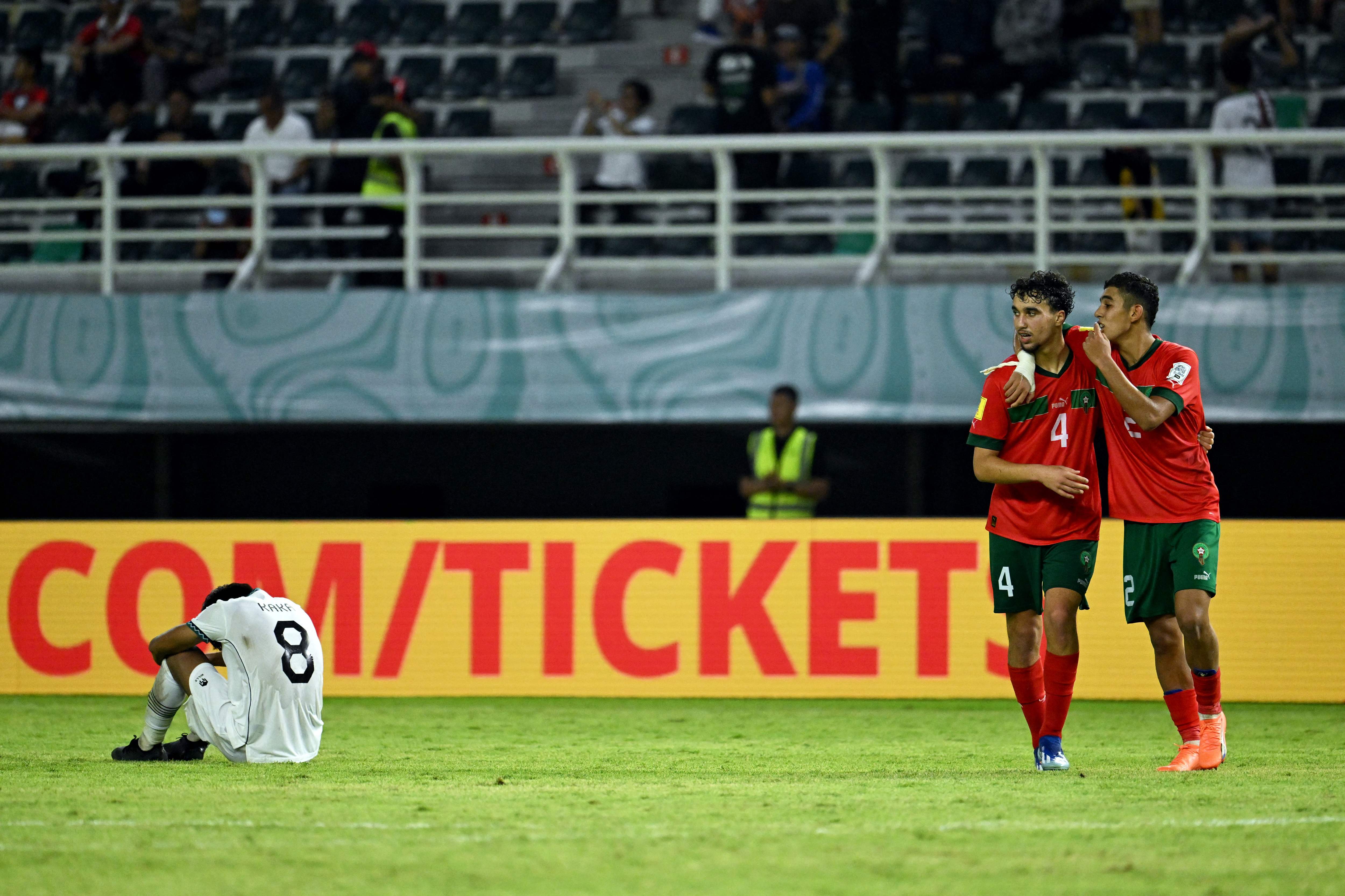 Pemain Timnas Maroko Hamza Koutoune dan Ayoub Chaikhoun merayakan kemenangannya atas Indonesia