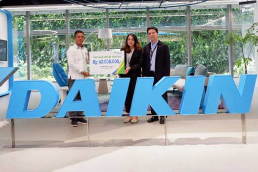 Penyerahan santunan dari BP Jamsostek kepada keluarga karyawan Daikin.