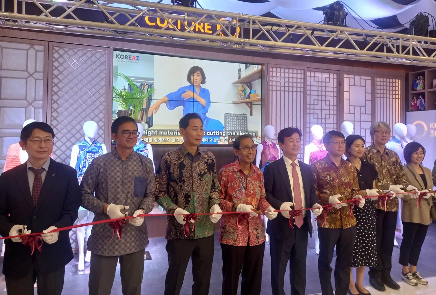 Batik-Jinju Silk Berkolaborasi di Pameran Busana Jakarta