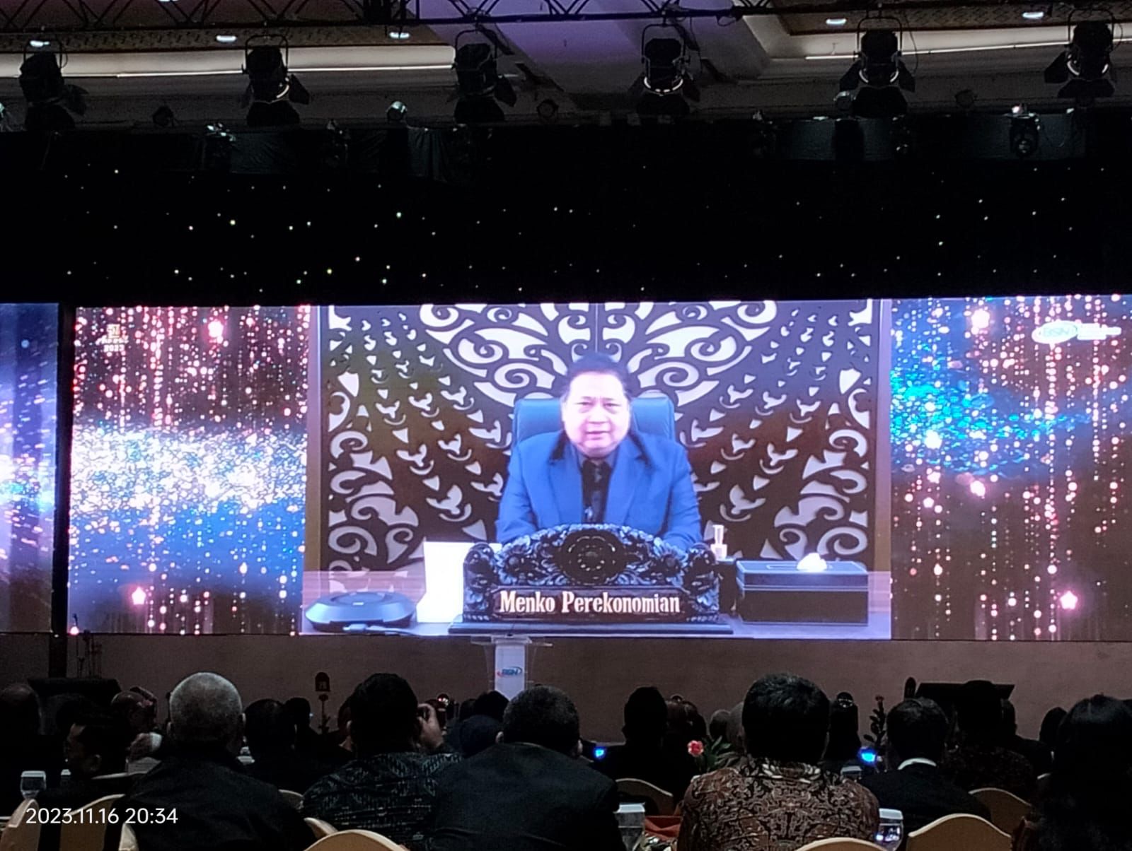 Menko Perekonomian Airlangga Hartarto saat memberi sambutan acara SNI Award 2023 secara daring pada Kamis (16/11).