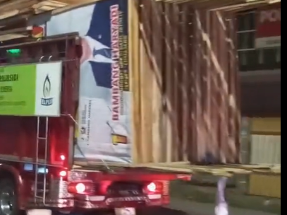 Potongan video viral truk pengankut baliho Prabowo-Gibran