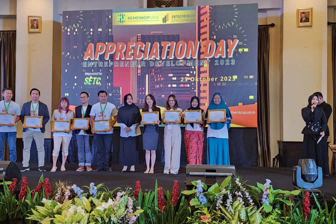 Pemberian penghargaan Entrepreneur Development Kemenkop.