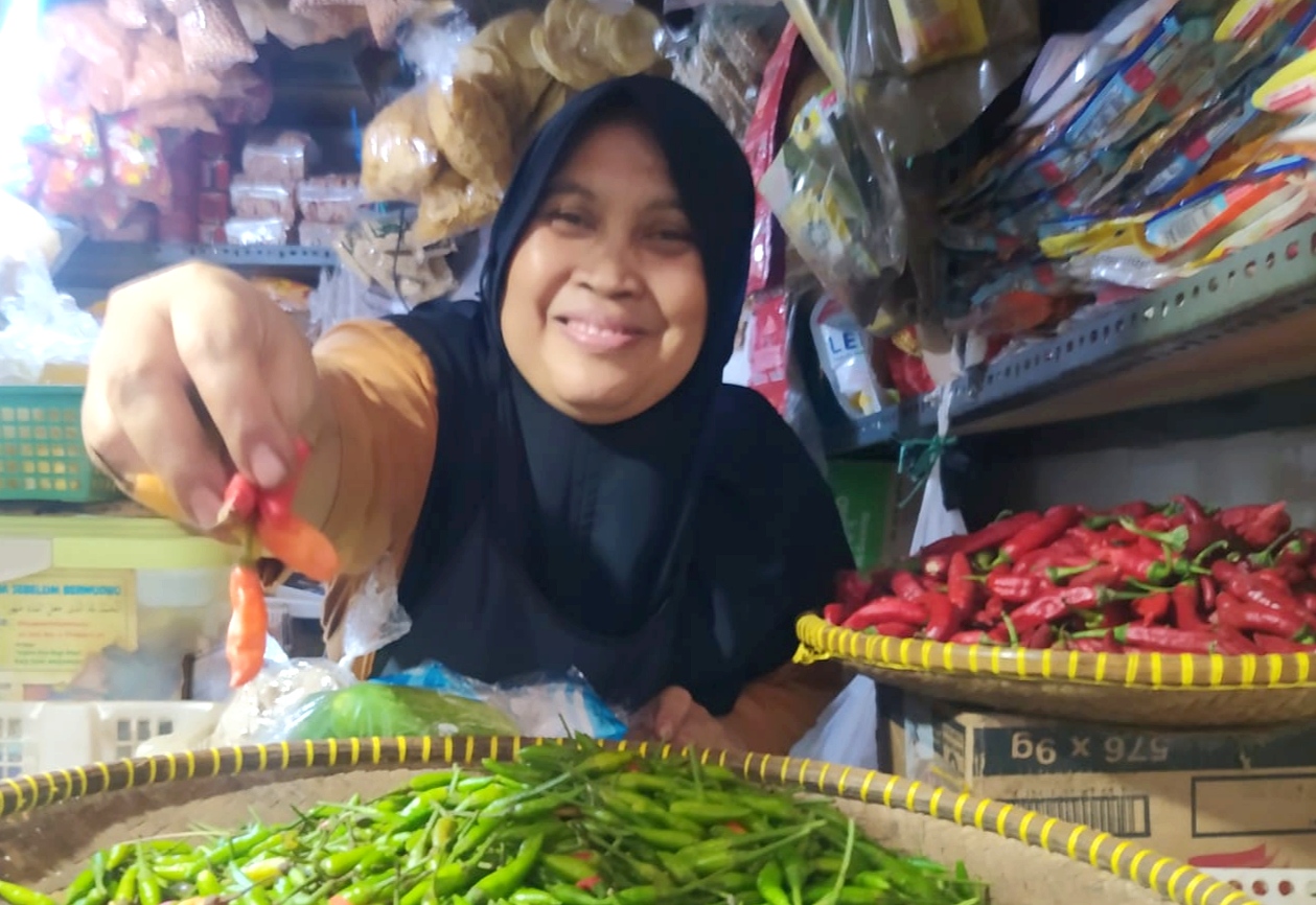 Seorang pedagang memperlihatkan cabai rawit hijau yang harganya masih tetap tinggi