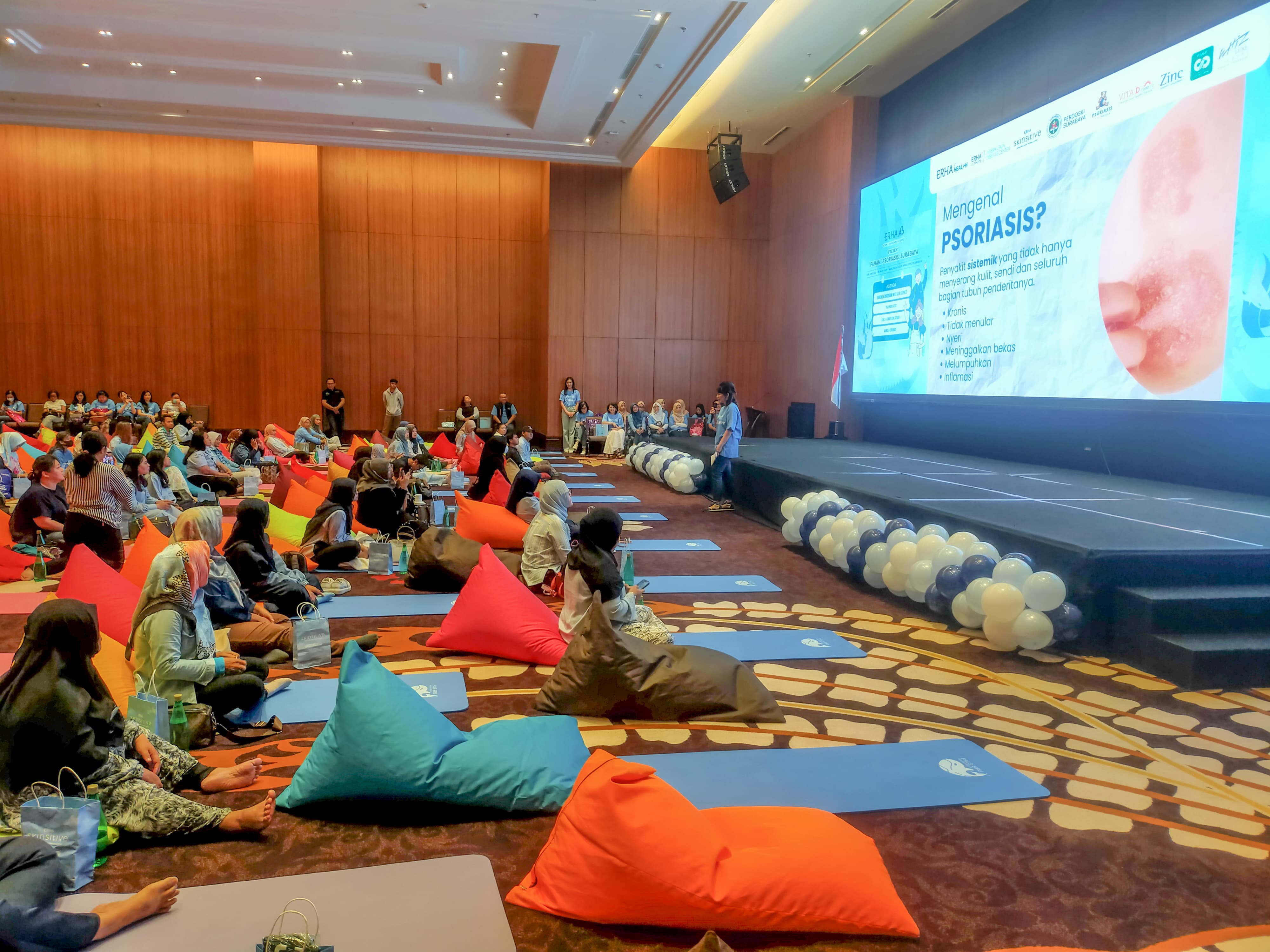 Kegiatan Erha A3 for Psoriasis di Hotel Whiz Luxe Spazio, Surabaya, Jawa Timur, Minggu (26/11).