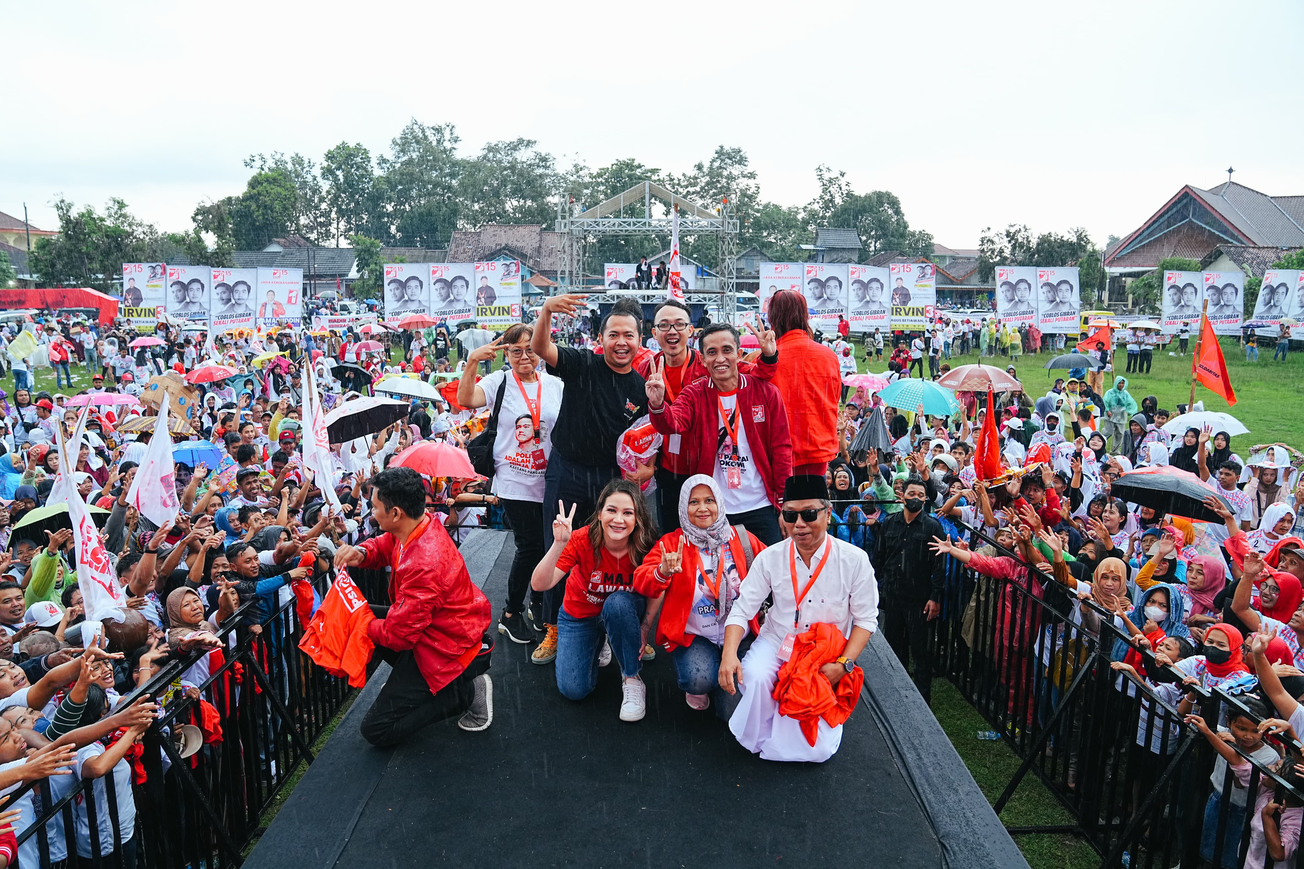 Ketum PSI Kaesang Pangarep bersama caleg PSI