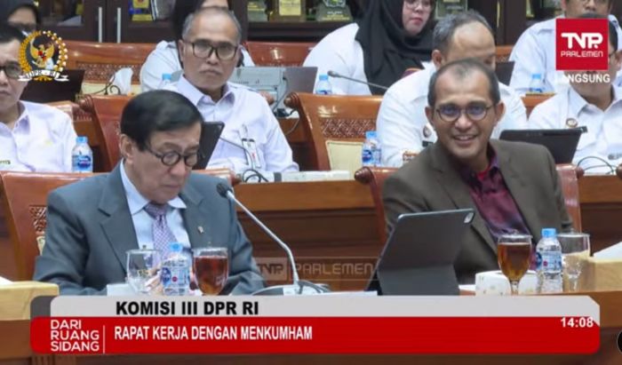 Tersangka KPK Edward Omar Sharif Hiariej (Eddy) mengikuti rapat dengan Komisi III DPR