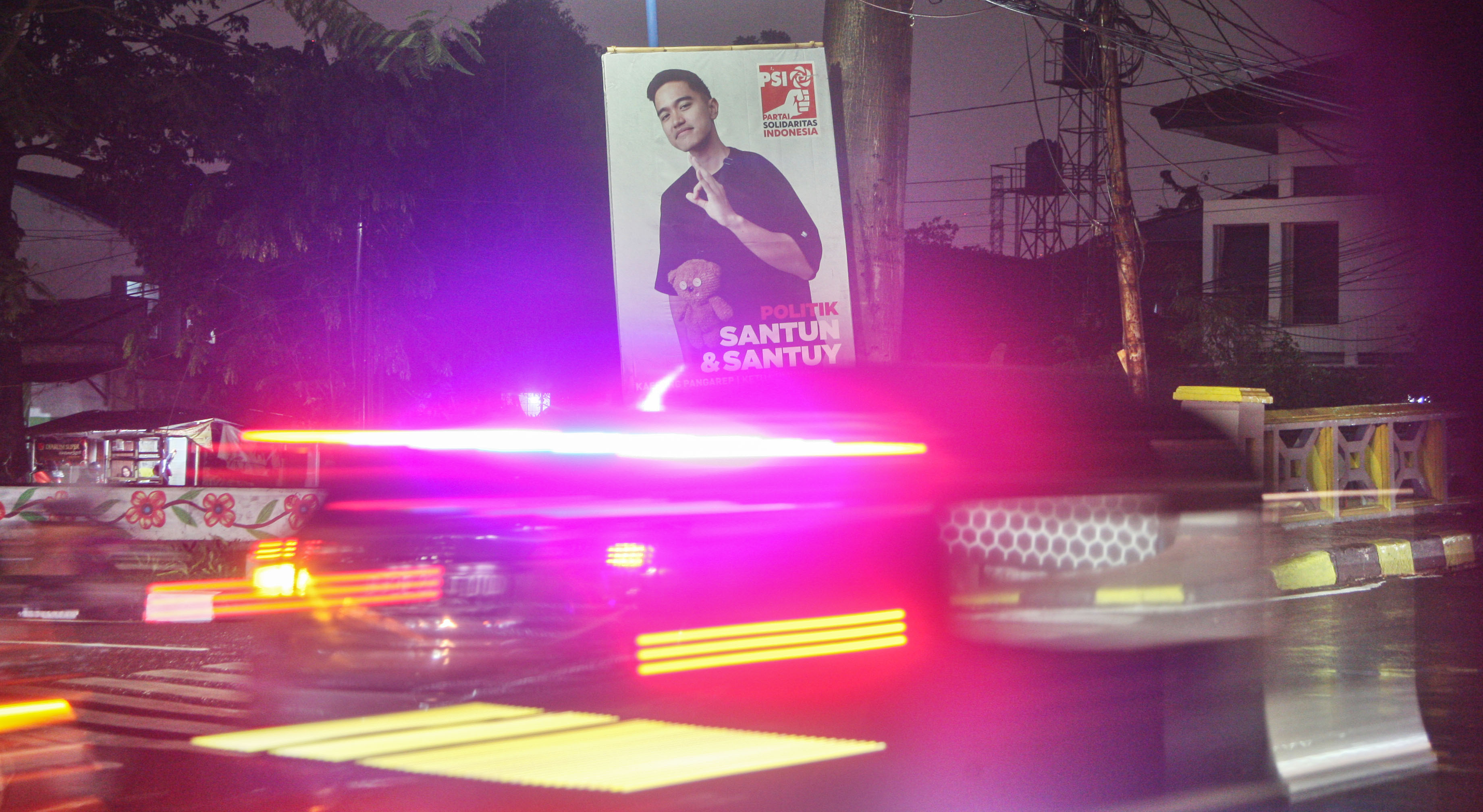 Baliho besar bergambar Kaesang Pangarep terpasang di kawasan Cempaka Putih