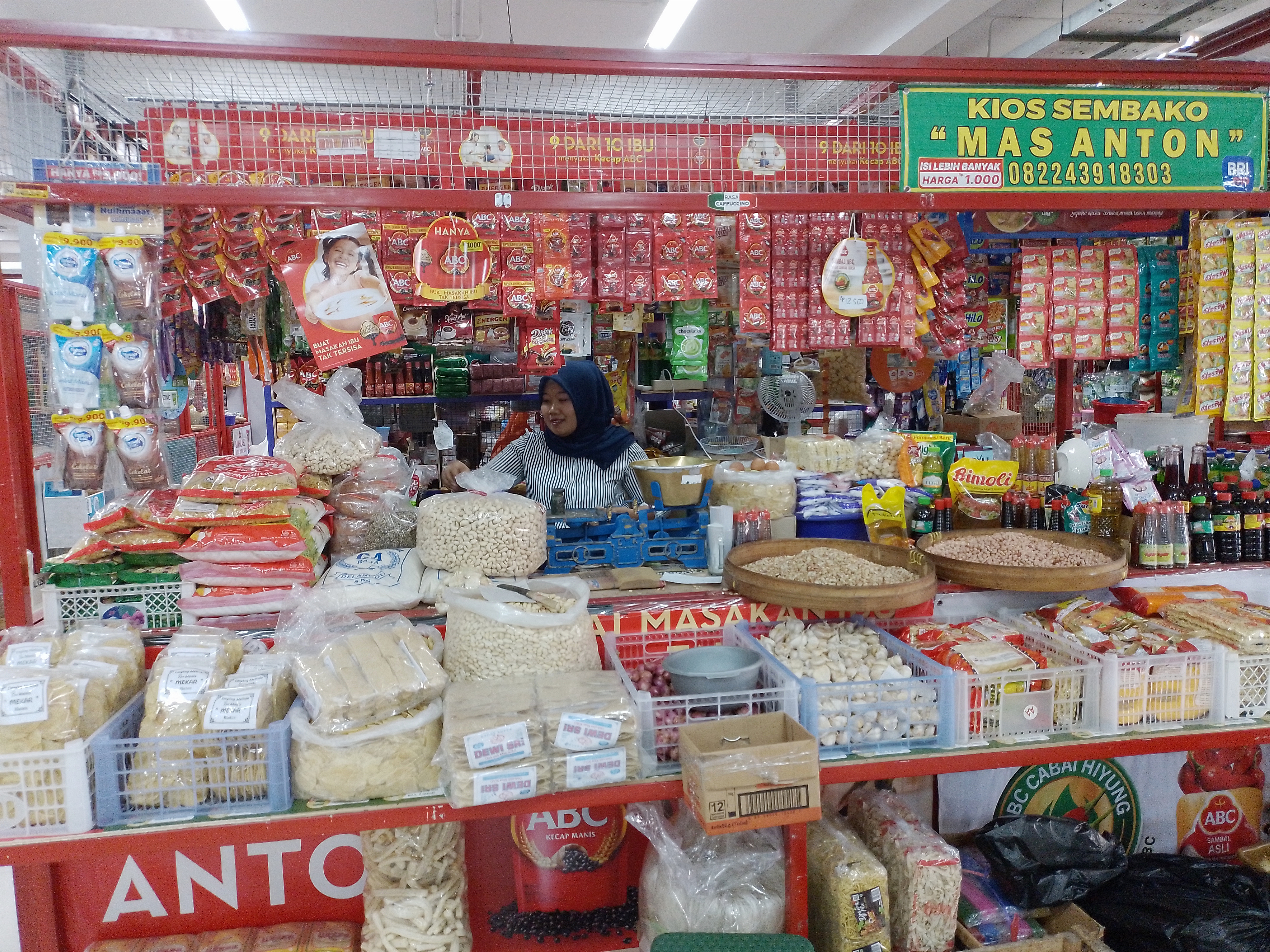 Pelbagai kebutuhan pokok di Palu, Sulawesi Tengah, mulai merangkak naik, tidak terkecuali gula pasir.