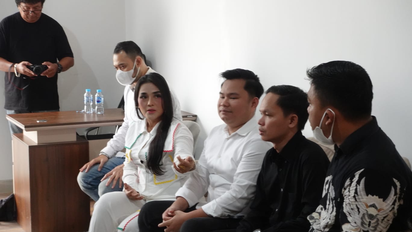 PTIB melakukan konferensi media di kantor pengurusan baru, Gading Serpong, Tangerang, Selasa (21/11). 