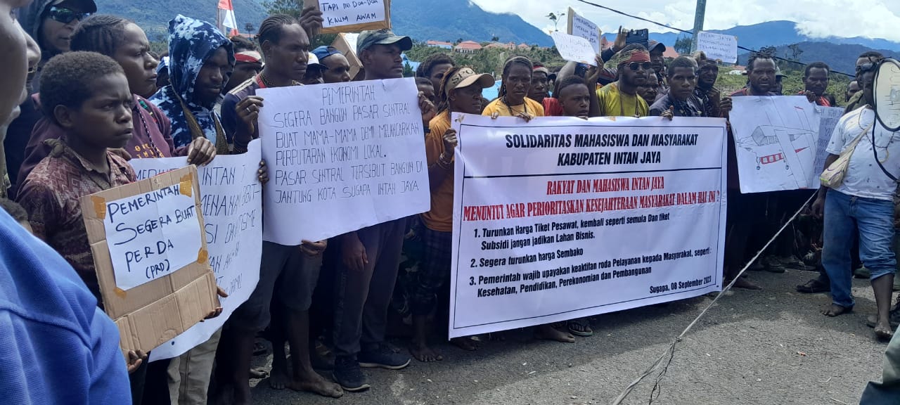 Masyarakat Intan Jaya unjuk rasa buntut kenaikan harga kebutuhan pokok imbas naiknya harga tiket pesawat, Rabu (15/11).