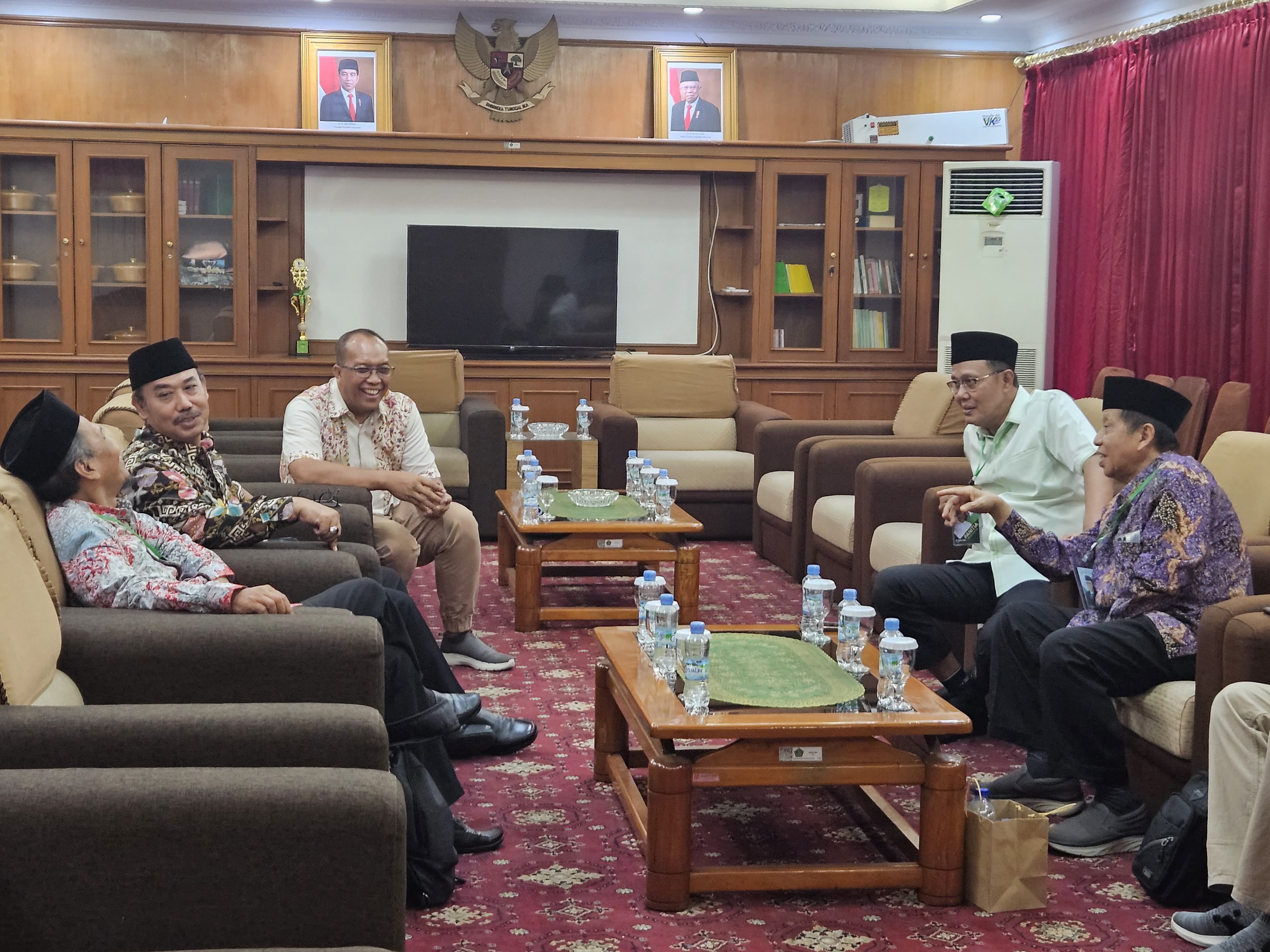 H Ayep Zaki (kedua dari kanan) saat berdiskusi di acara KPEU MUI Pusat.