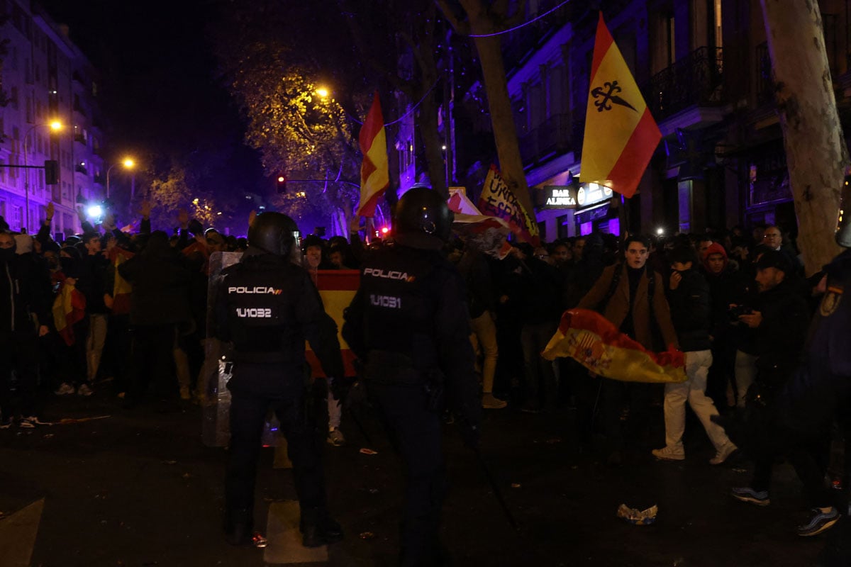7 ribu demonstran berkumpul di luar kantor PM Spanyol Pedro Sanchez memprotes RUU yang memberikan amnesti ke separatis Catalan.