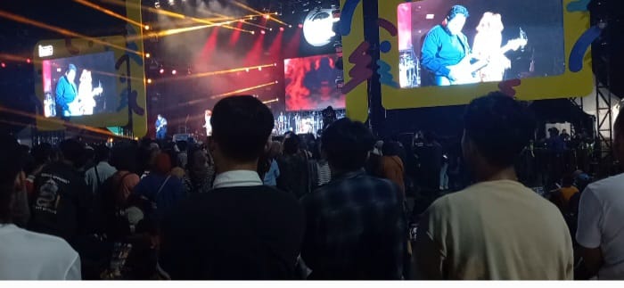 Suasana Konser Collabonation Tour di GOR Sasana Krida Adhiksrsa.