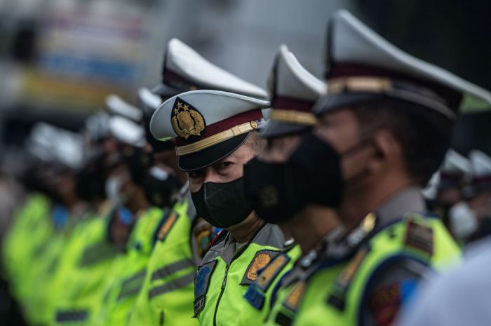 Ilusttasi polisi sedang melaksanakan apel