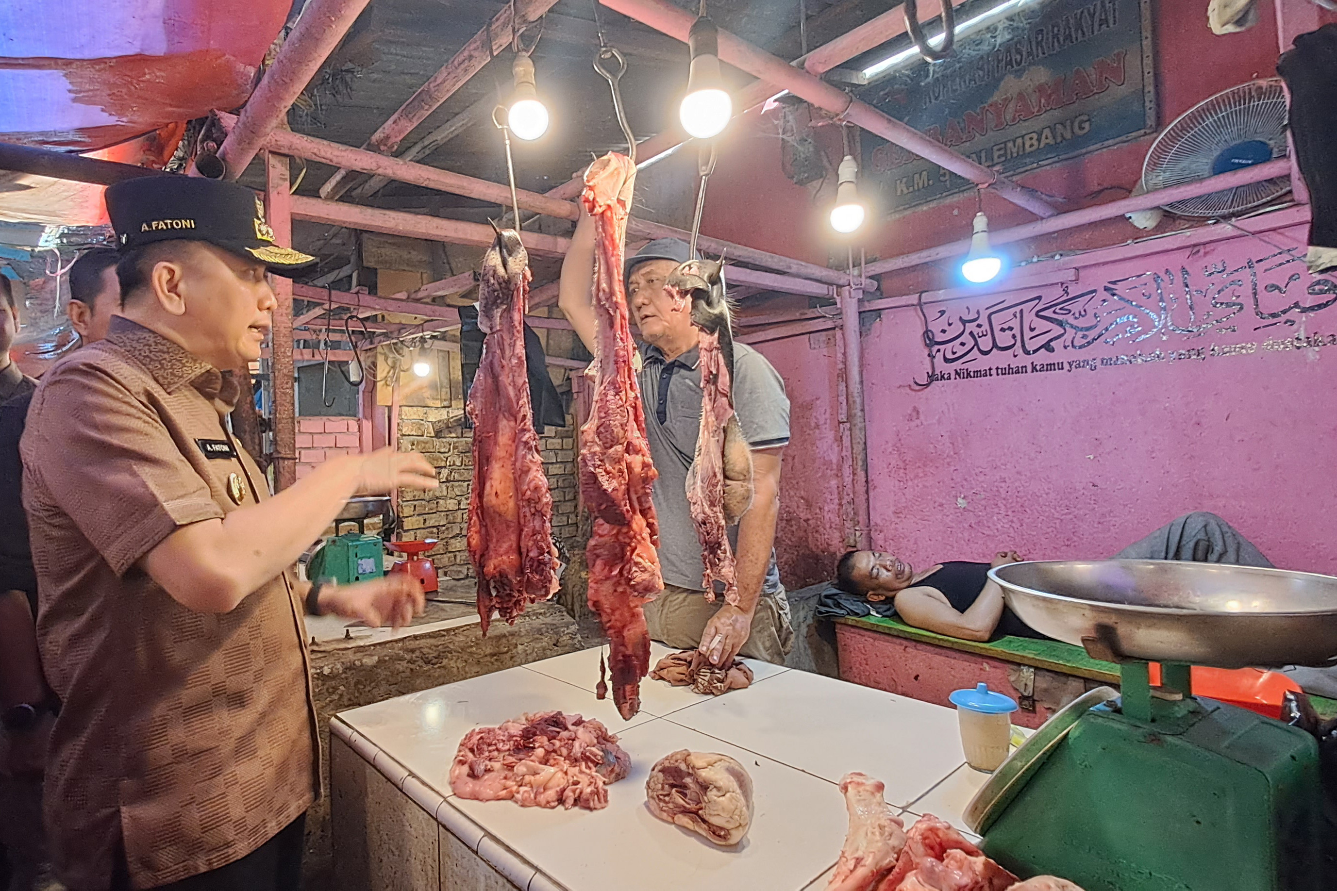 Pj Gubernur Sumsel Agus Fatoni (kiri) mengecek stok dan harga pangan di Pasar KM 5 Palembang.