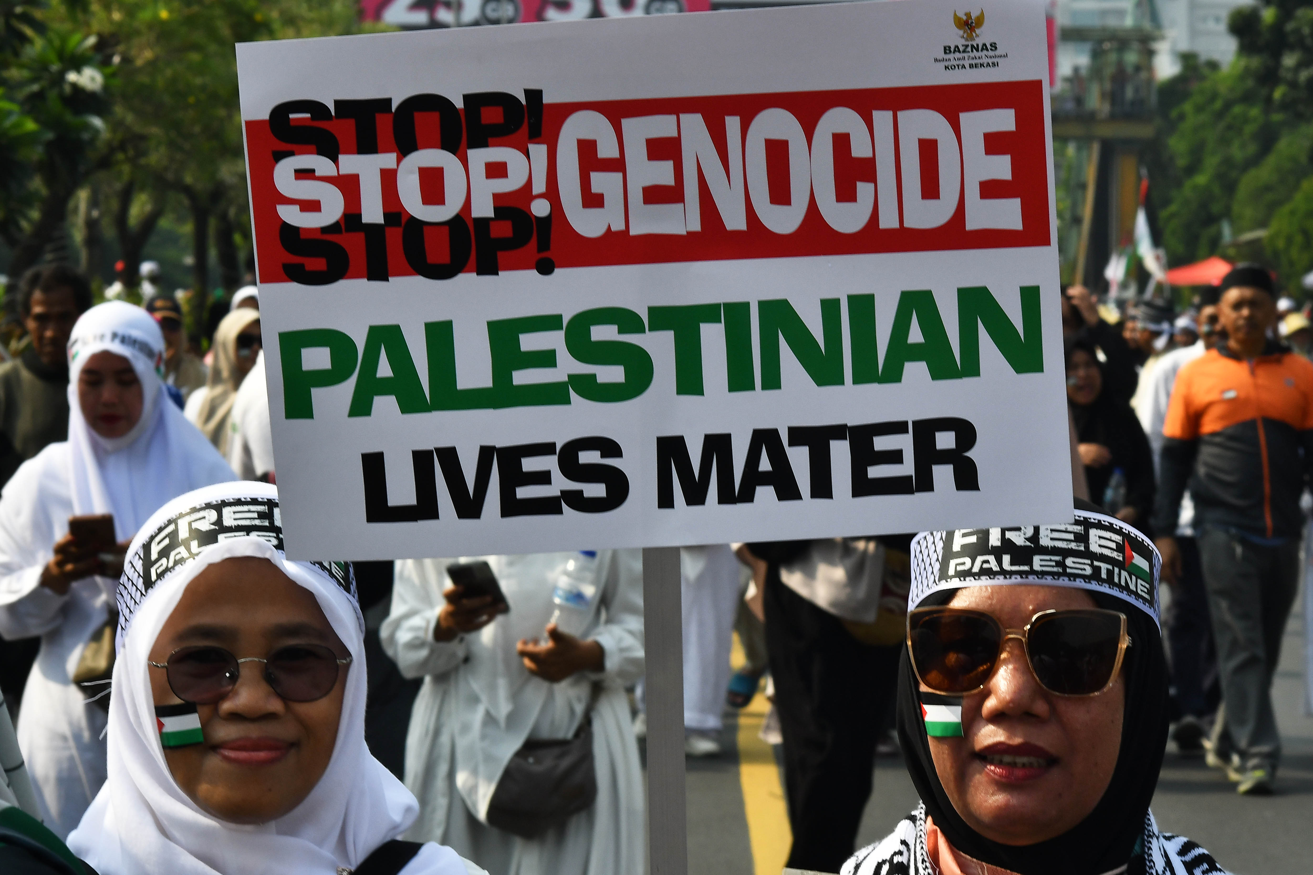 Warga mengikuti aksi damai solidaritas untuk Palestina