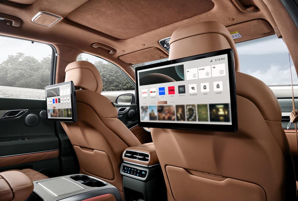 Layar sentuh webOS for Automotive yang ada dalam mobil mewah Genesis dari Hyundai.