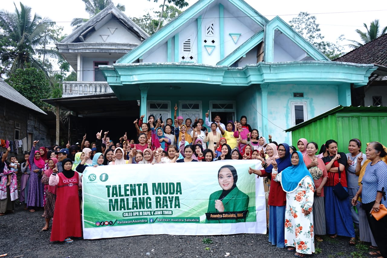Sejumlah warga menghadiri kegiatan yang digelar Relawan Asandra di Kota Batu, Jawa Timur.