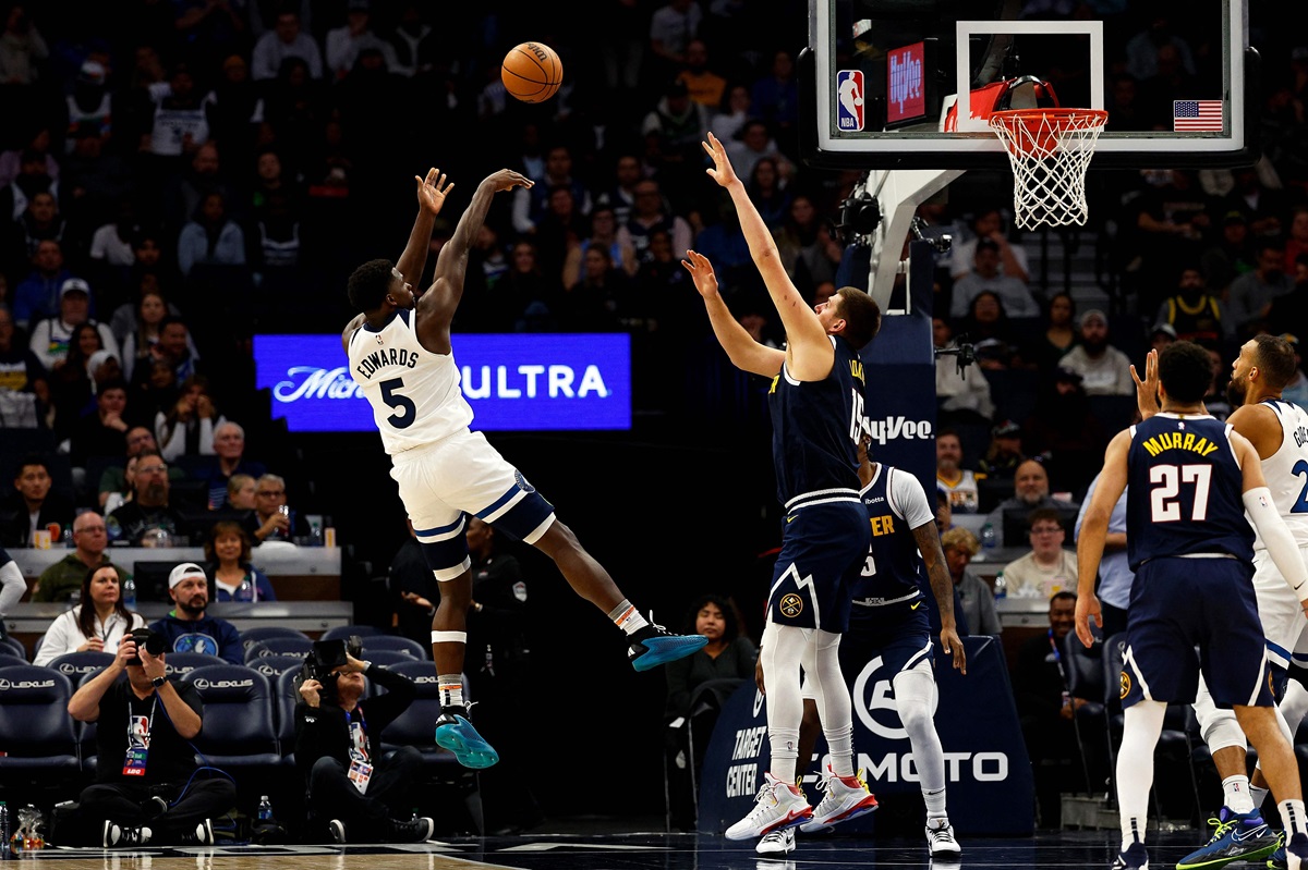 Pebasket Minnesota Timberwolves Anthony Edwards melepaskan tembakan dalam laga NBA melawan Denver Nuggets.