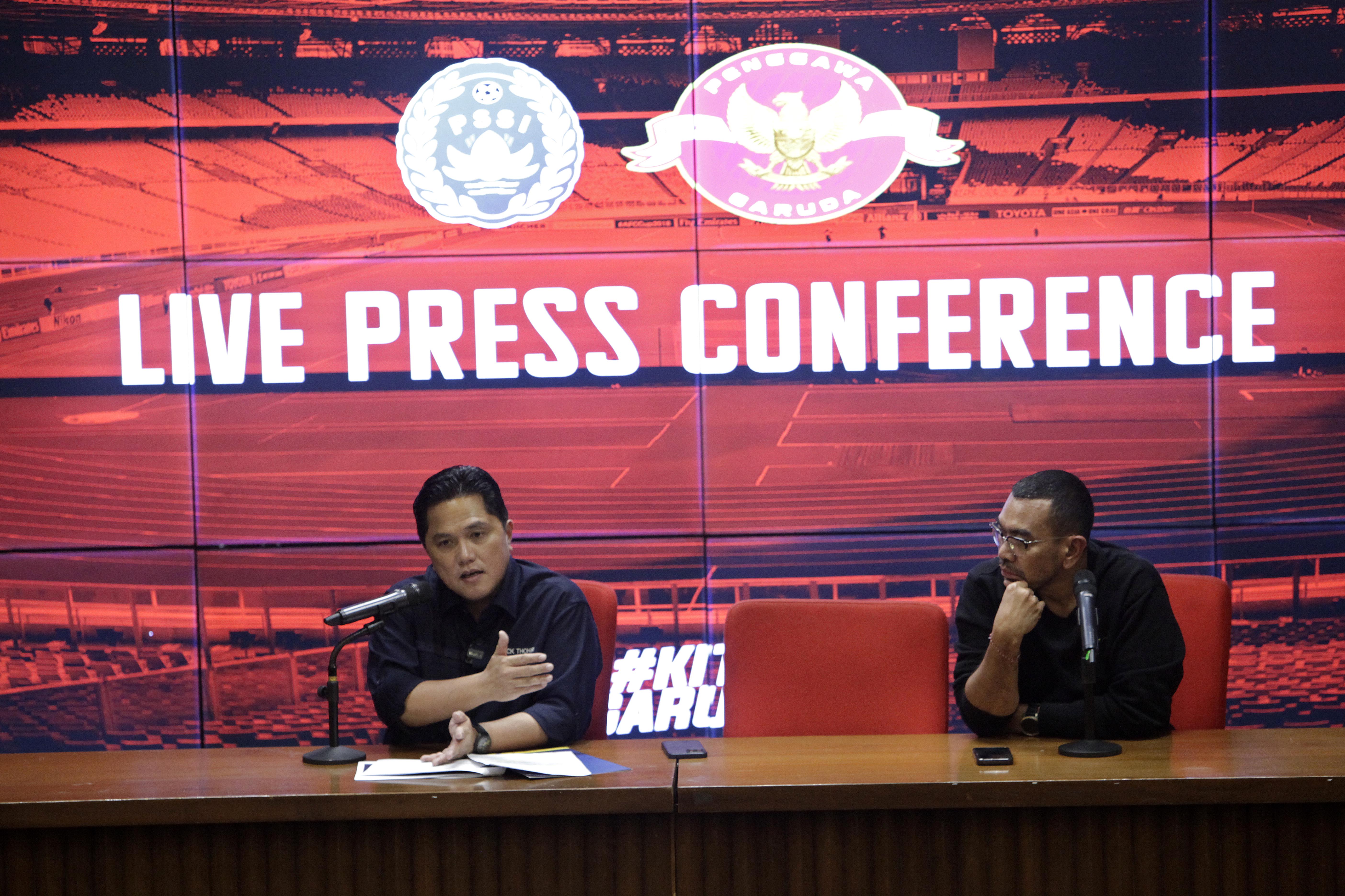 Komite Eksekutif (Exco) PSSI Arya Sinulingga (kanan) mendampingi Ketum PSSI Erick Thohir (kiri)