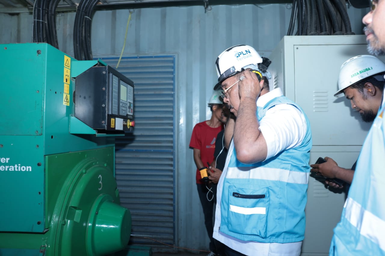 Bupati Bombana, Sulawesi Tenggara (Sultra), H Burhanuddin, meresmikan pengoperasian layanan listrik 24 jam di Pulau Kabaena.