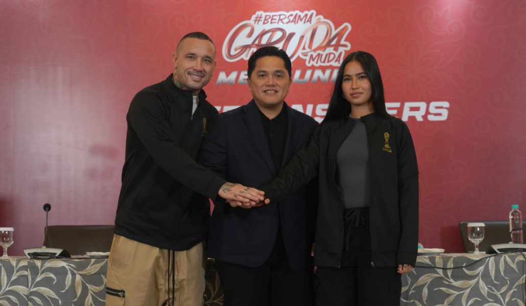 Ketua Umum PSSI Erick Thohir bersama Radja Nainggolan dan Sabreena Dressler sebagai duta promosi Piala Dunia U-17