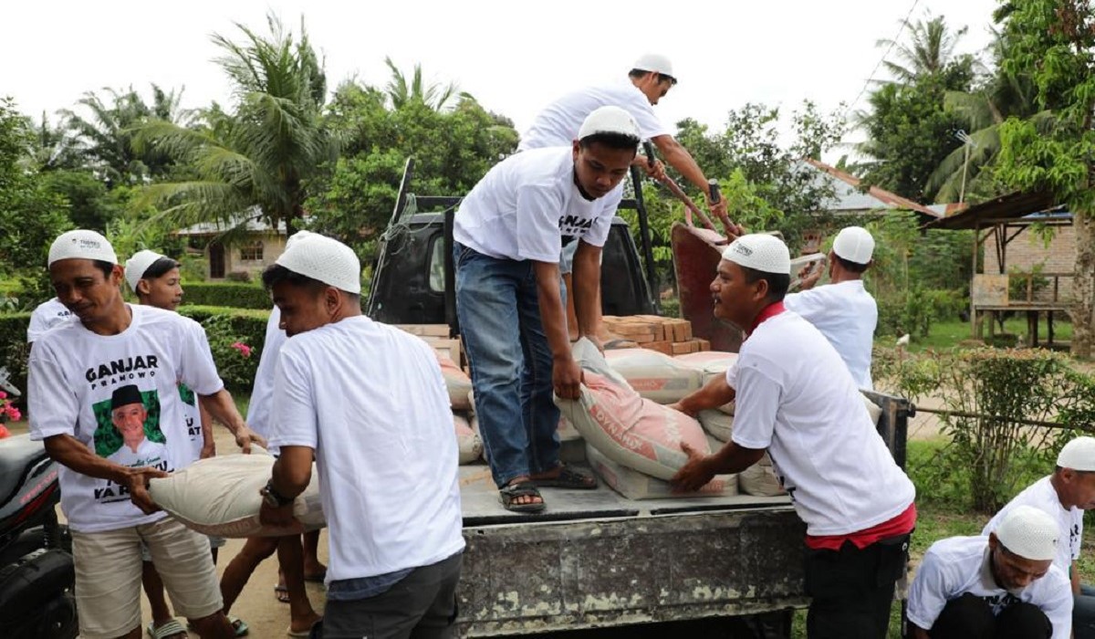 Sukarelawan membangun sebuah lapangan bulu tangkis