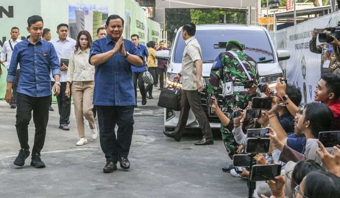 Bakal calon presiden dan wakil presiden Prabowo Subianto (kanan) dan Gibran Rakabuming Raka (kiri) menyapa wartawan 