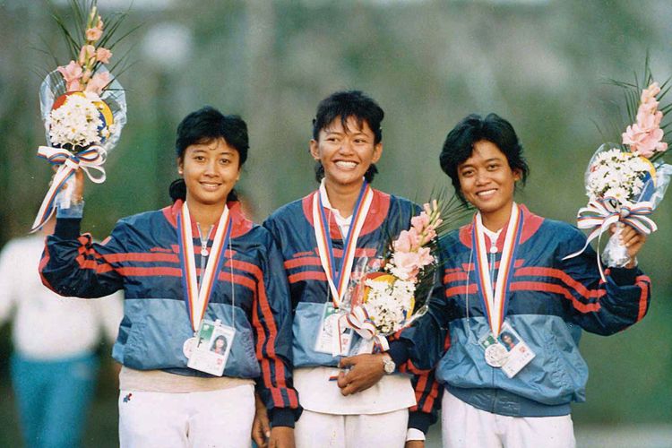 Atlet panahan legendaris Indonesia Kusuma Wardhani (tengah) meninggal dunia pada usia 59 tahun.