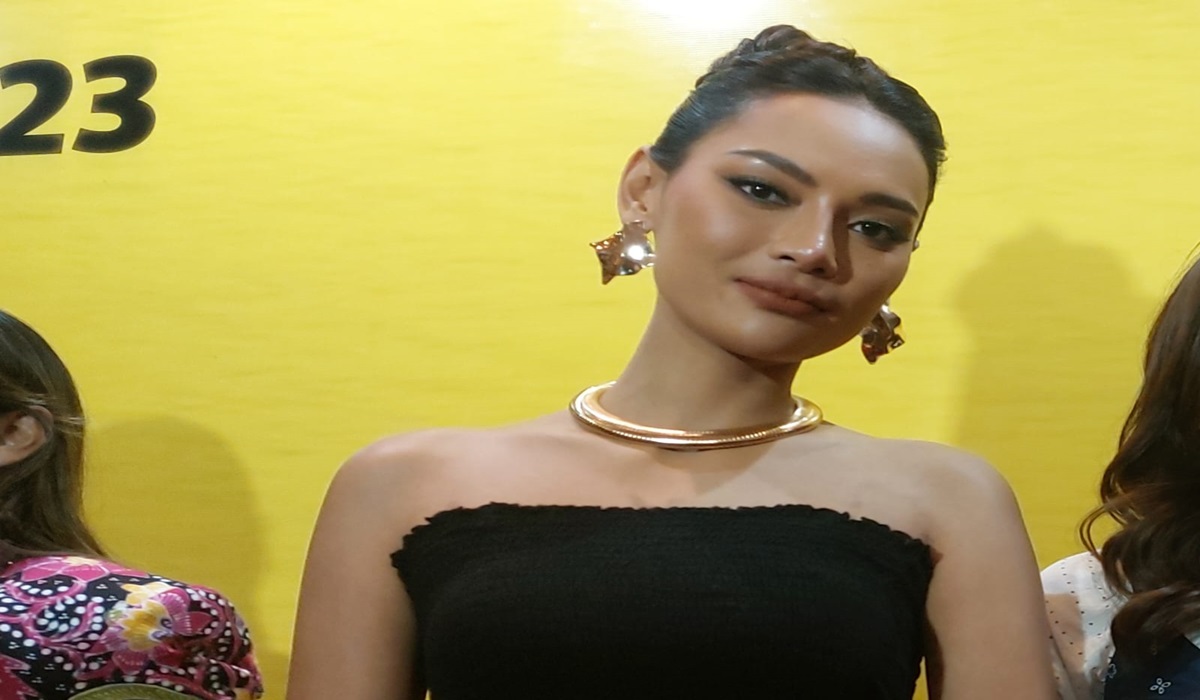 Aktris Erika Carlina dalam konferensi pers Srimulat: Hidup Memang Komedi di kawasan Kuningan, Jakarta Selatan, Senin (13/11).