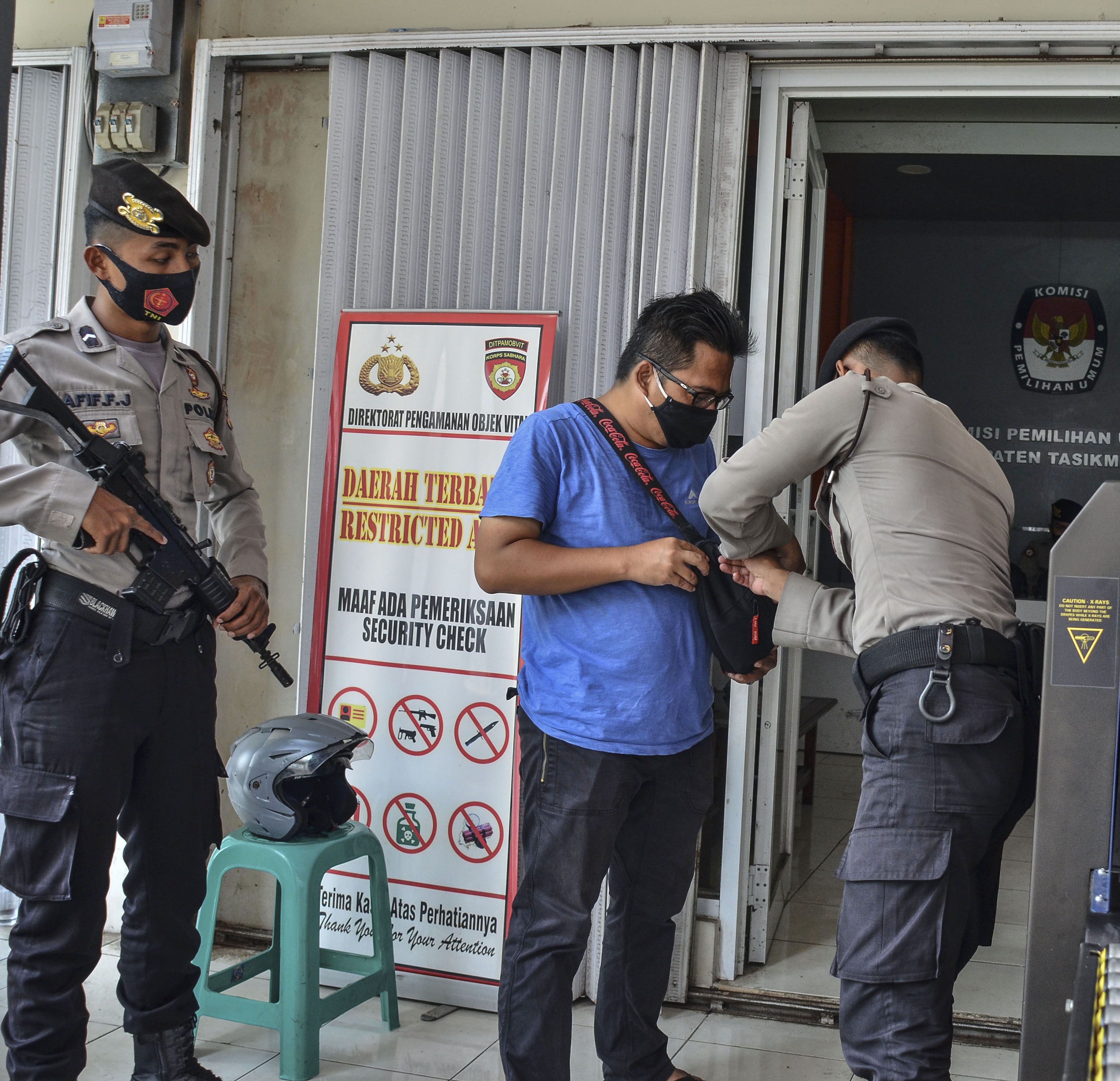 Polisi memeriksa seorang pengunjung di KPU Kabupaten Tasikmalaya