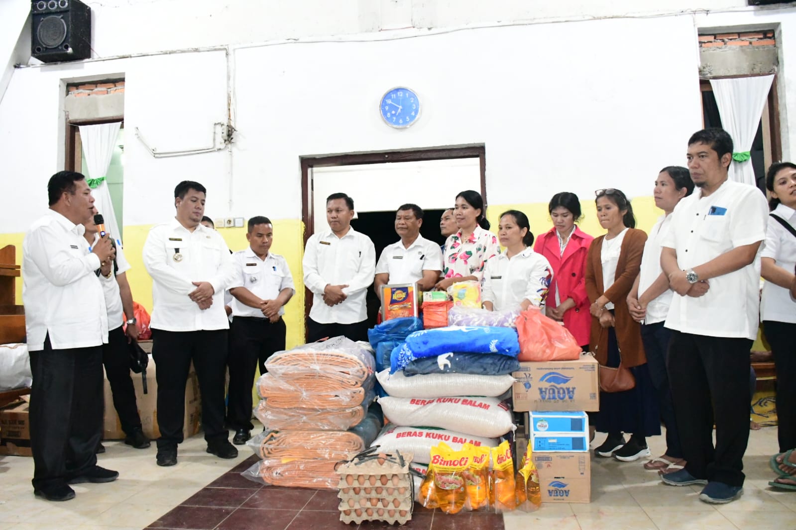 Pemkab Samosir menyalurkan bantuan kepada para korban banjir bandang.