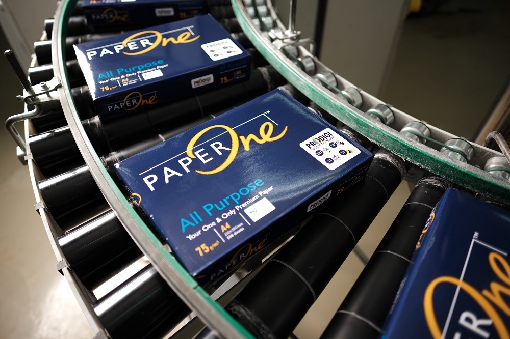 Produksi kertas PaperOne di pabrik APRIL.