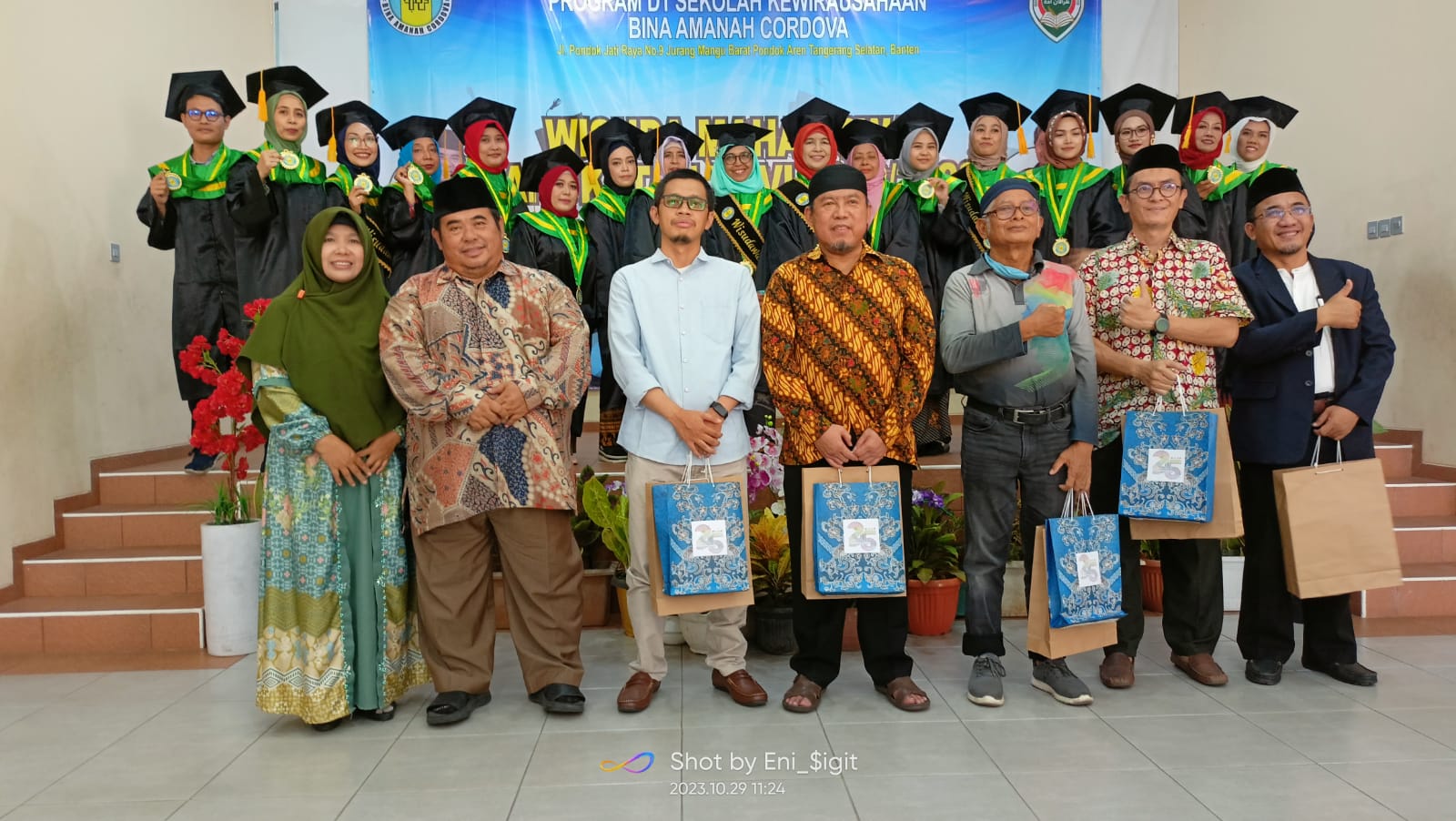 Wisuda Angkatan 26 Sekolah Kewirausahaan Bina Amanah Cordova di Pondok Aren, Tangerang Selatan, Banten, Rabu (1/11).