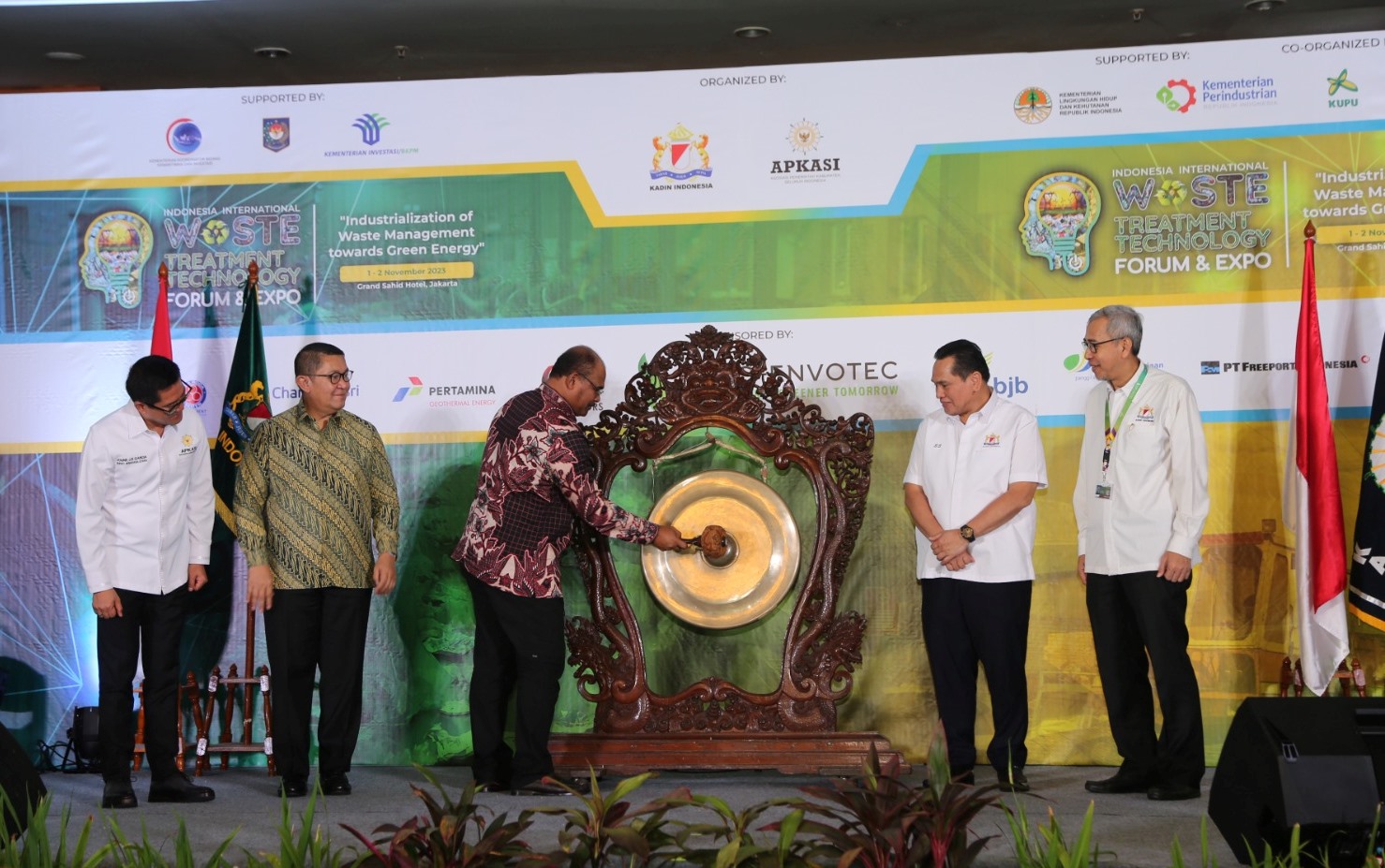 Dirjen Bina Administrasi Kewilayahan Kemendagri Safrizal ZA membuka International Waste Treatment Technology (IIWTT) Forum & Expo 2023.