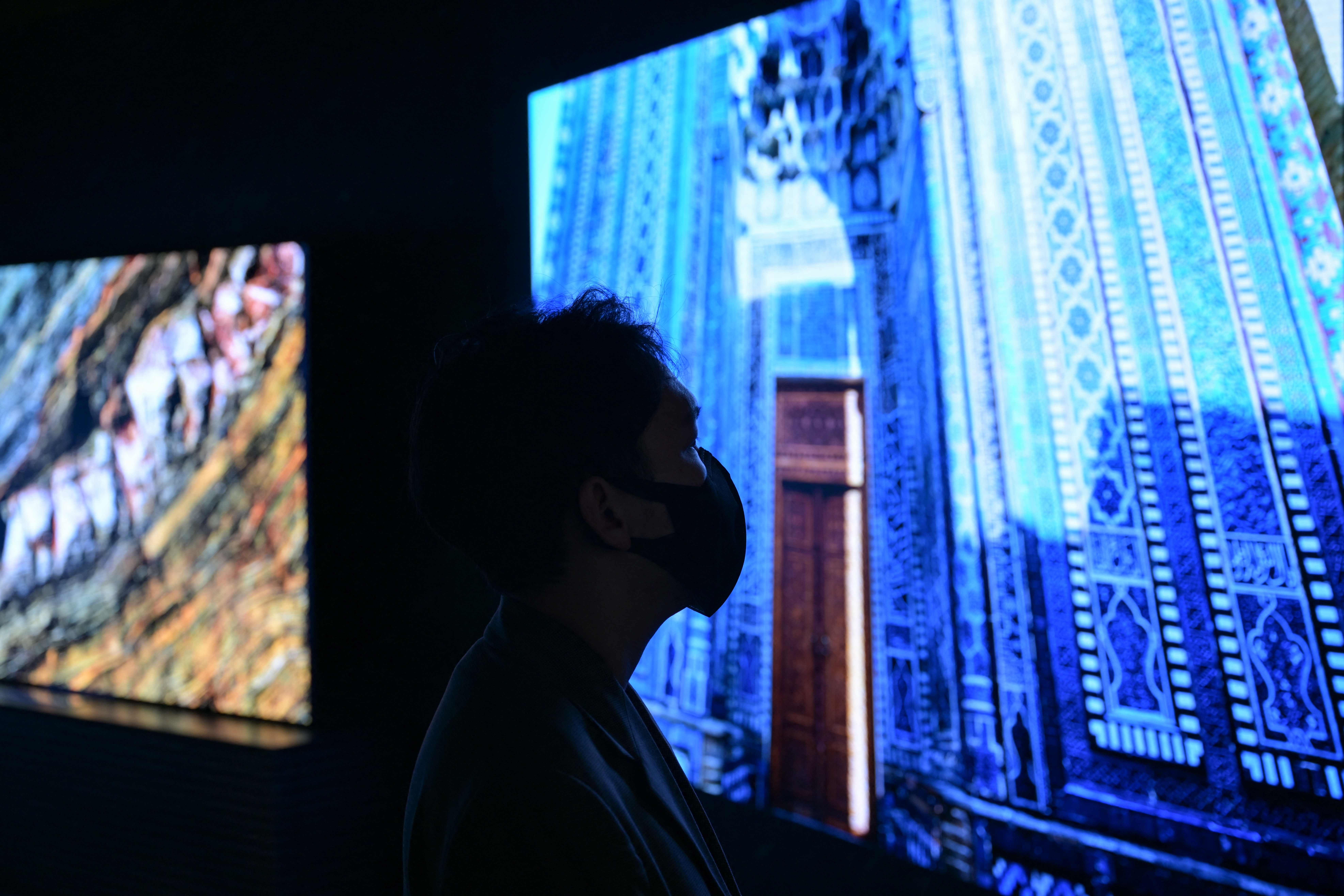 Ilustrasi. Seorang pria mengamati televisi yang tersambung dengan internet di sebuah pameran elektronik di Amerika Serikat.