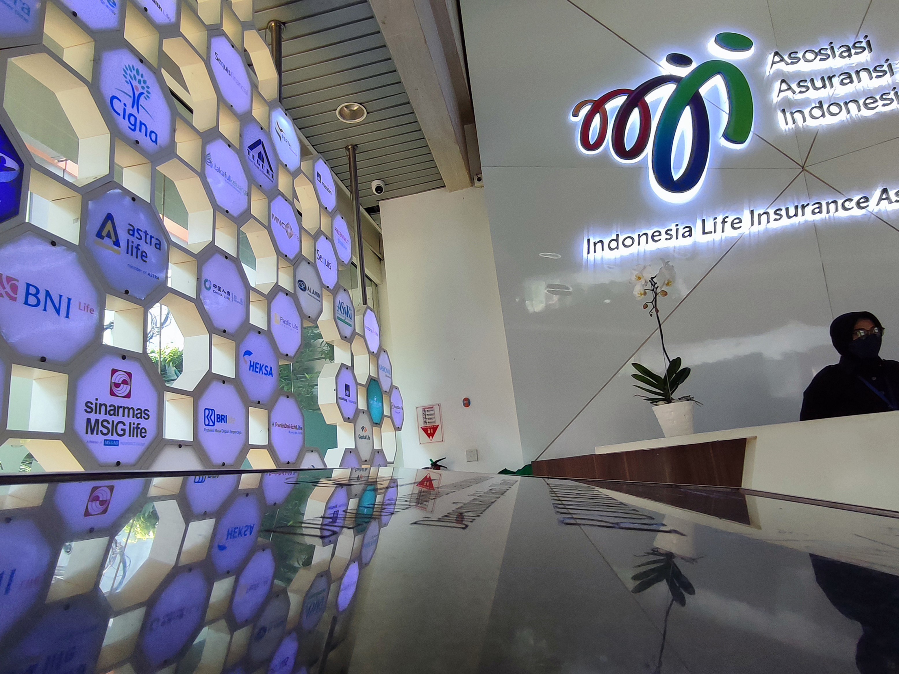 Sejumlah perusahaan penyedia produk asuransi jiwa yang terpampang di Kantor Asosiasi Asuransi Jiwa Indonesia (AAJI), Jakarta.