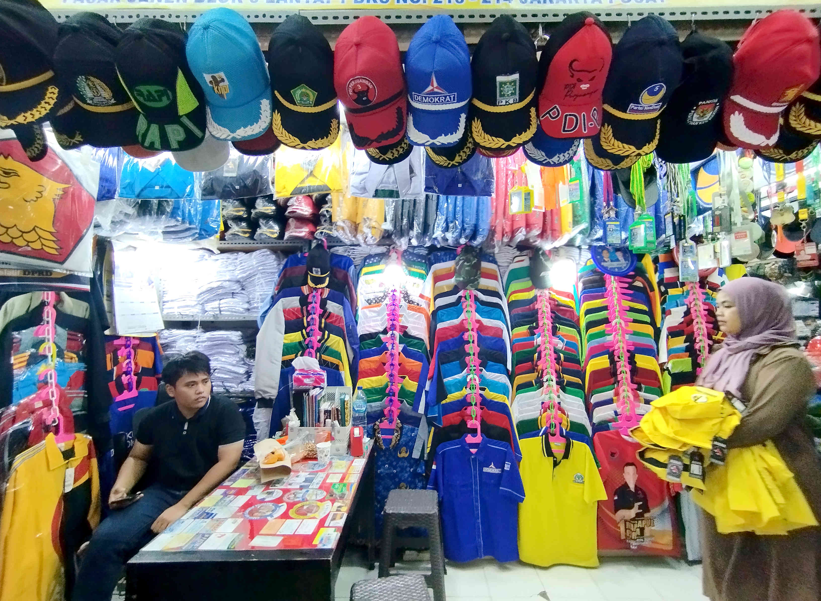 penjualan baju dan atribut partai politik di Pasar Senen, Jakarta