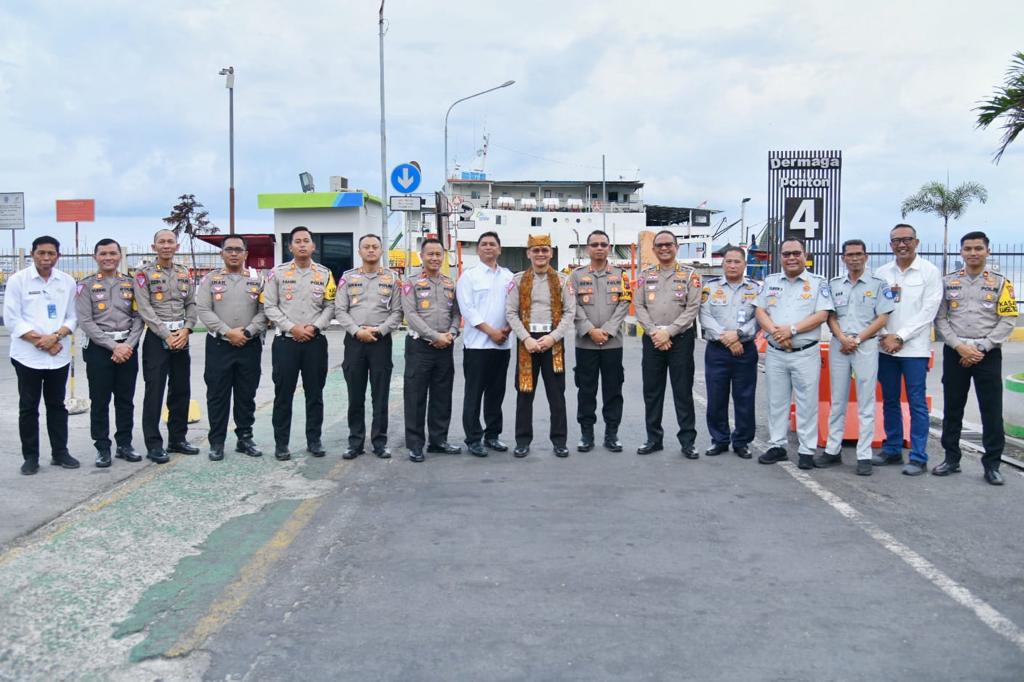 Kakorlantas Polri Irjen Pol Firman Shantyabudi dan Dirgakkum Korlantas Polri Brigjen Pol Aan Suhanan meninjau Pelabuhan Jangkar.