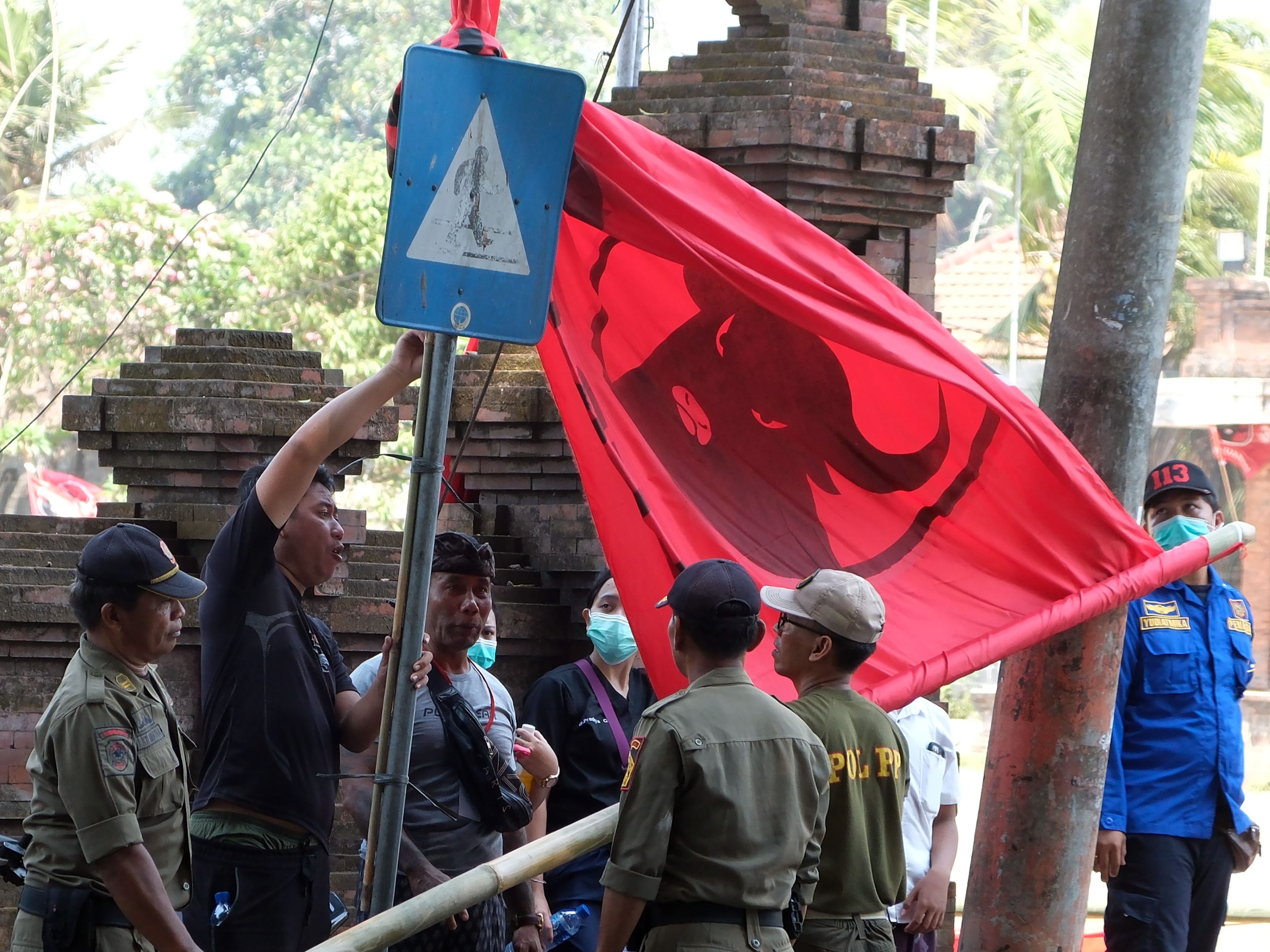 Petugas Satpol PP menertibkan alat peraga kampanye (APK) yang melanggar aturan.