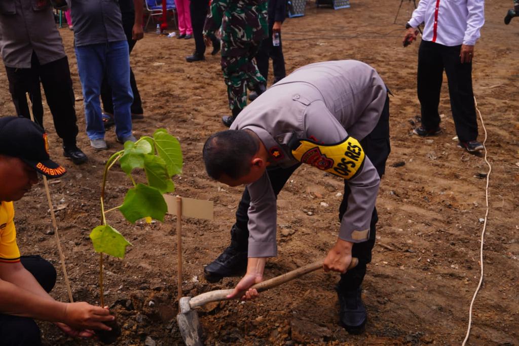 Wakapolres Purwakarta Komisaris Ahmad Mega Rahmawan memimpin penanaman pohon
