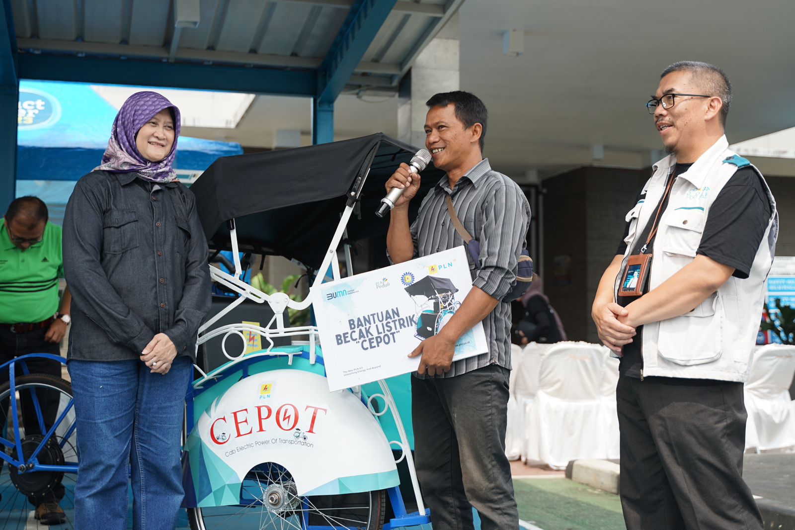  General Manager PLN Jawa Barat Susiana Mutia menyerahkan becak listrik kepada Sugiardi