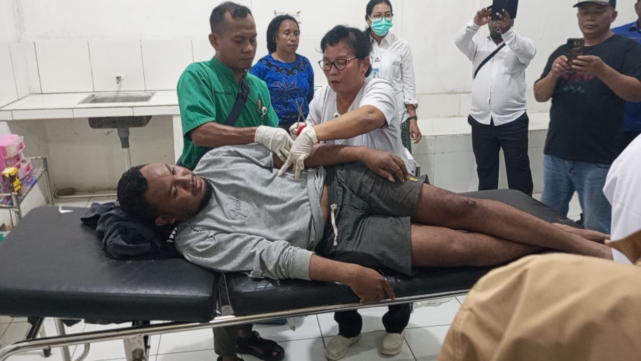 Dokter sedang mengobati seorang tenaga kesehatan yang diserang oleh KKB saat bertugas di Puskesmas Amuma, Kabupaten Yahukimo. 