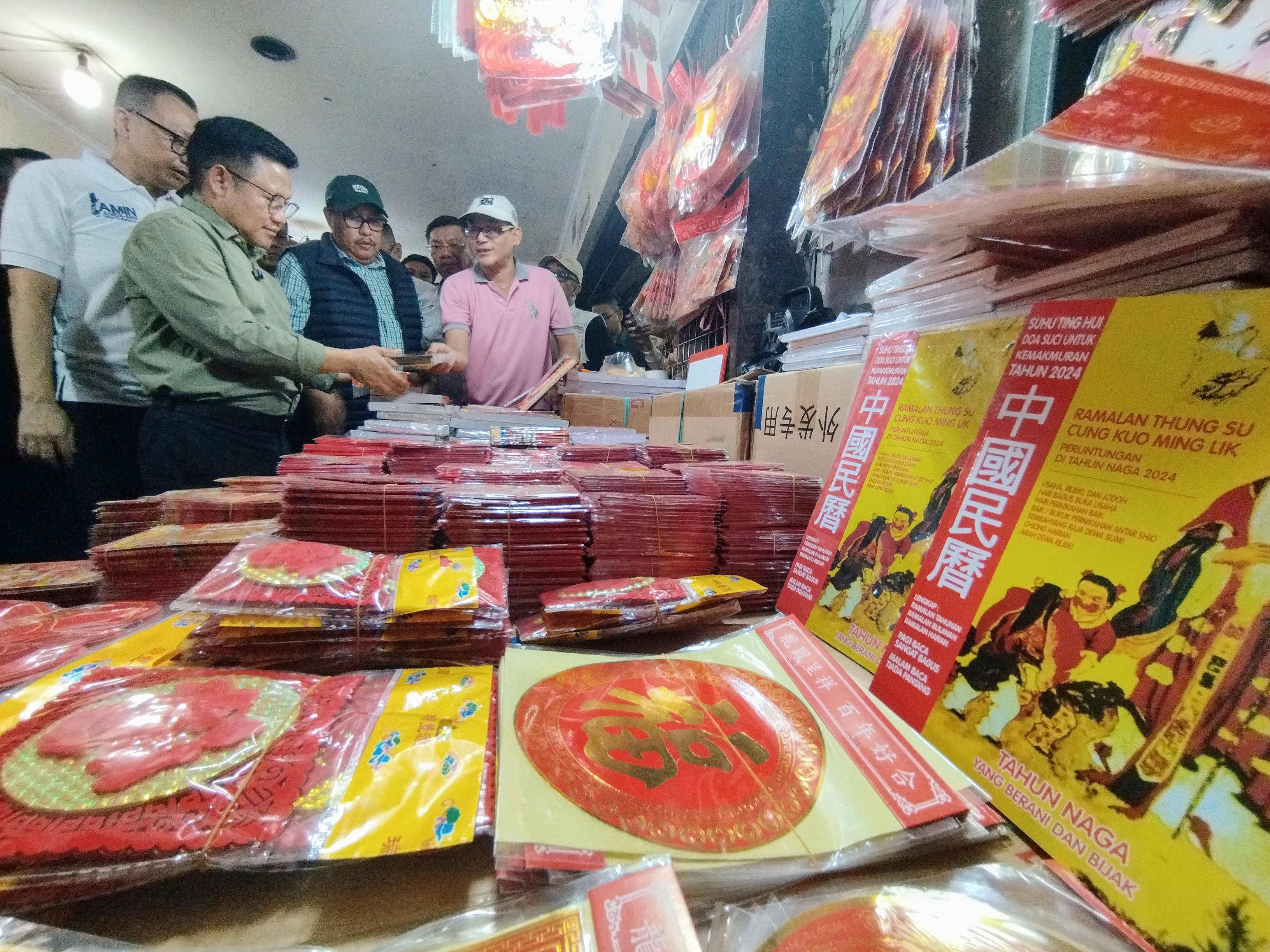 Cawapres nomor urut 1, Muhaimin Iskandar atau cak Imin mendatangi kawasan Glodok, Chinatown, Jakarta, (30/11/2023)