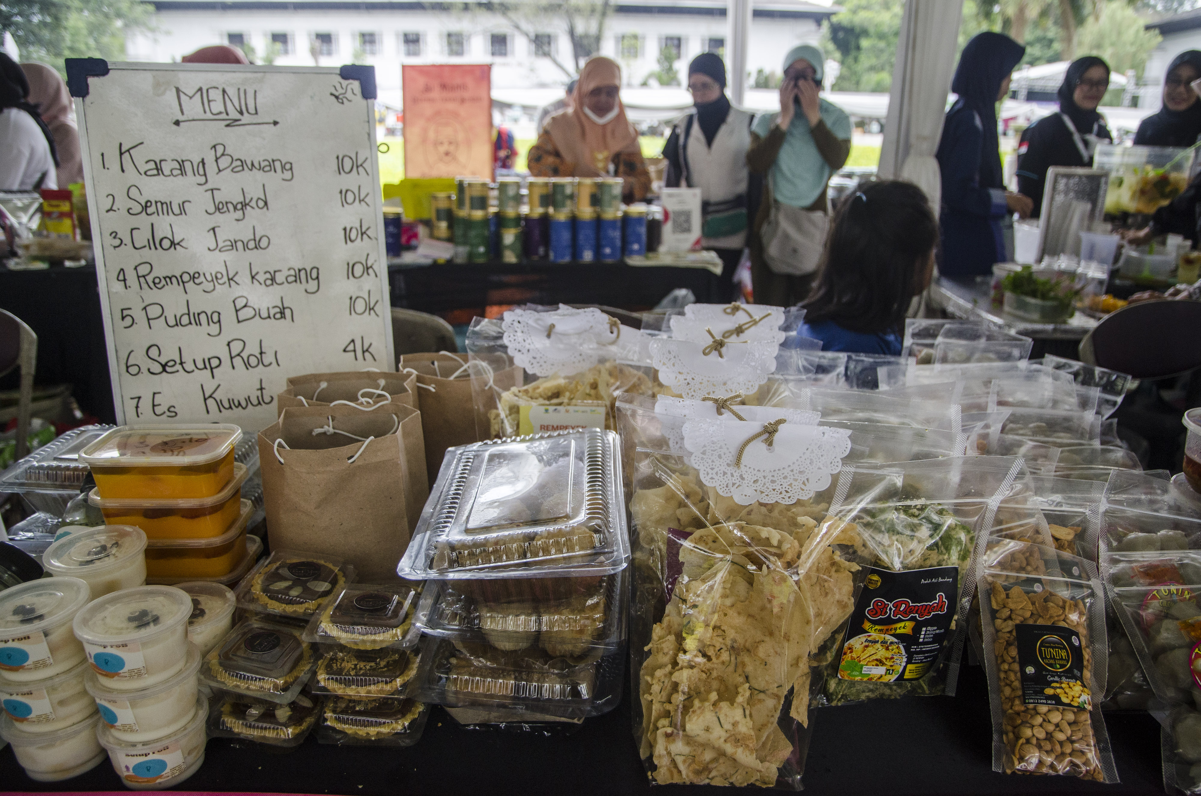 Sejumlah pelaku usaha mikro dan kecil mengikuti pameran di Gedung Sate Bandung