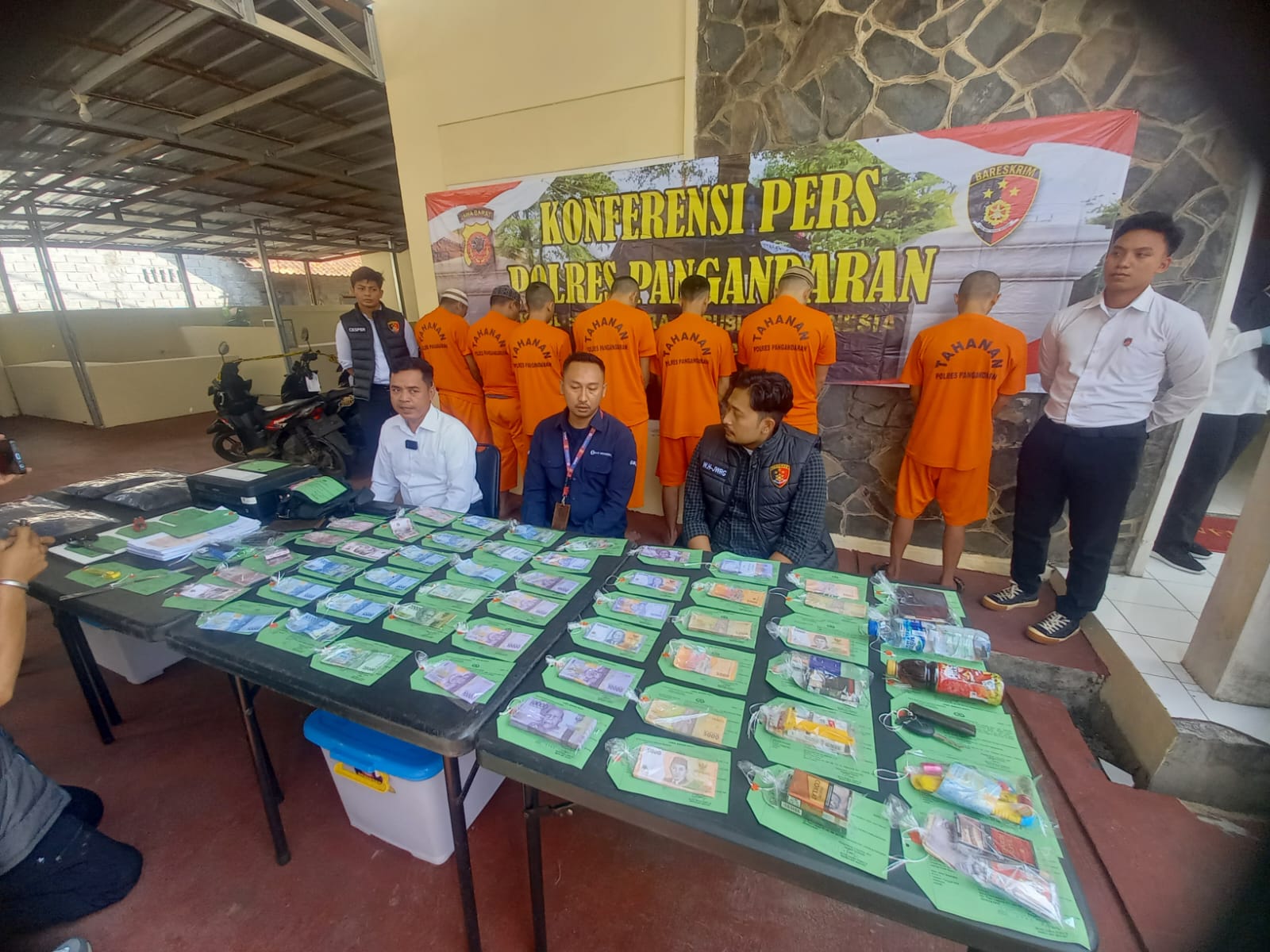 Polres Pangandaran menangkap para pengedar uang palsu