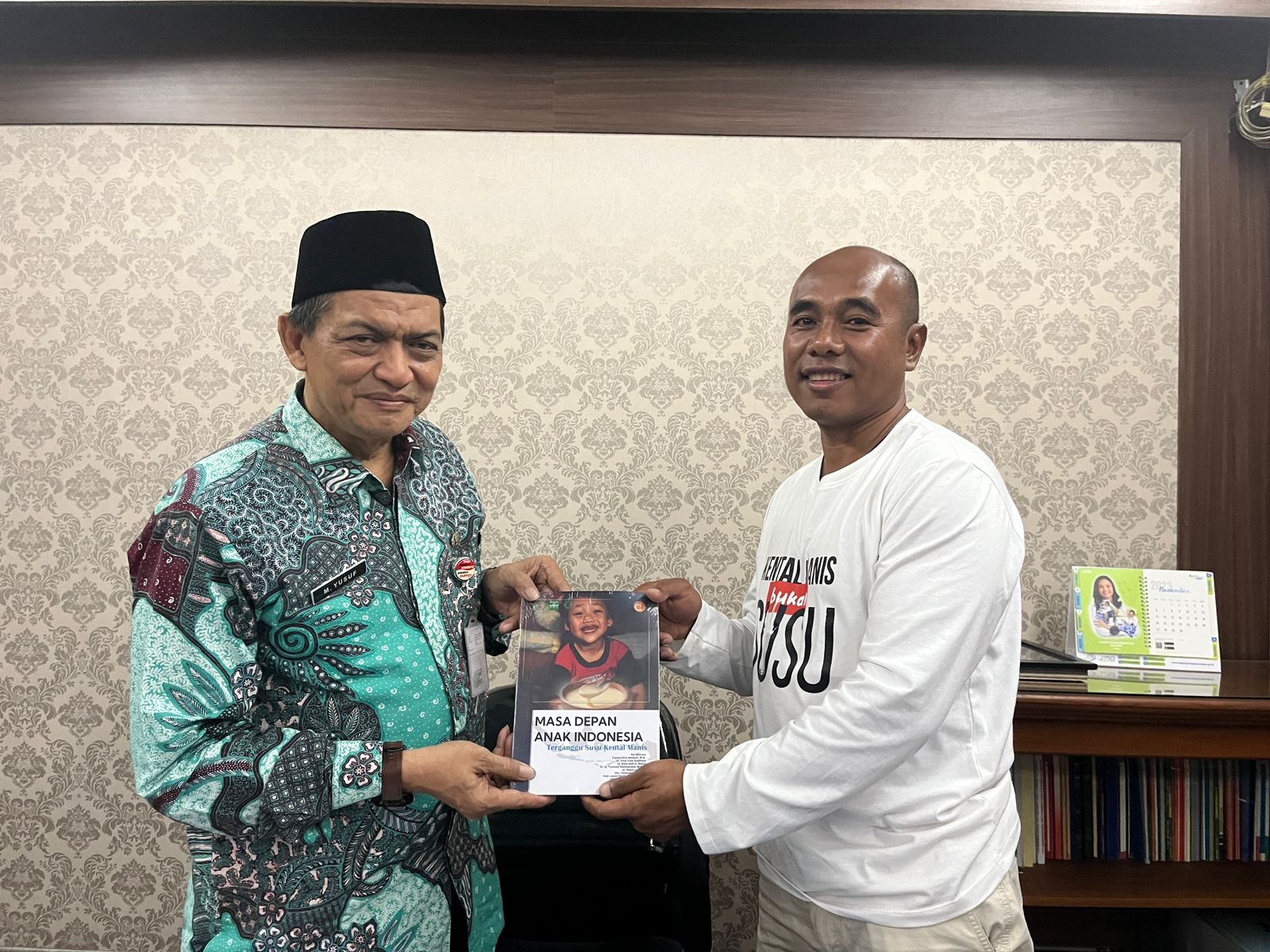 Ketua Harian YAICI Arif Hidayat menyerahkan bukukepada Kepala Bagian Keagamaan Biro Kesra Pemprov Jateng Muhammad Yusuf.   