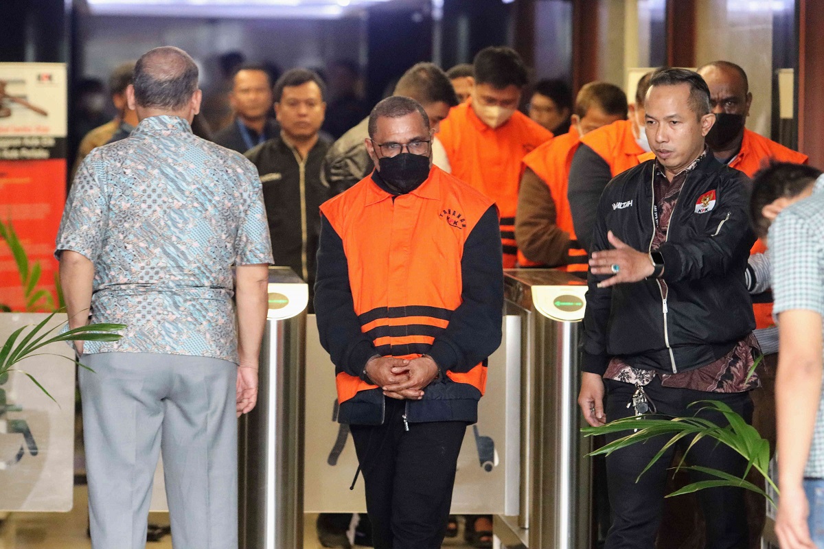 Tersangka Pj Bupati Sorong Yan Piet Mosso dan tersangka lainnya usai terjaring OTT di Gedung Merah Putih KPK (14/11/2023).