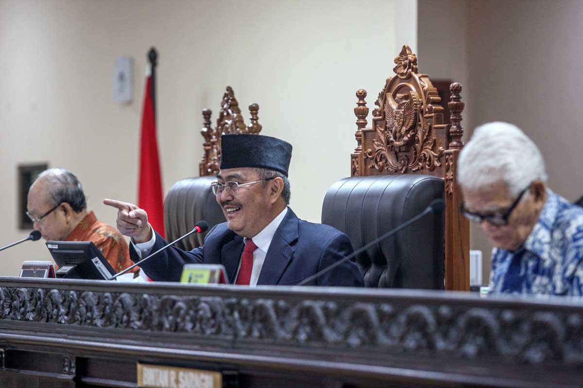 Pakar hukum ketatanegaraan Universitas Mulawarman Herdiansyah Hamzah mengatakan Dewan Etik MK itu tidak ada. 