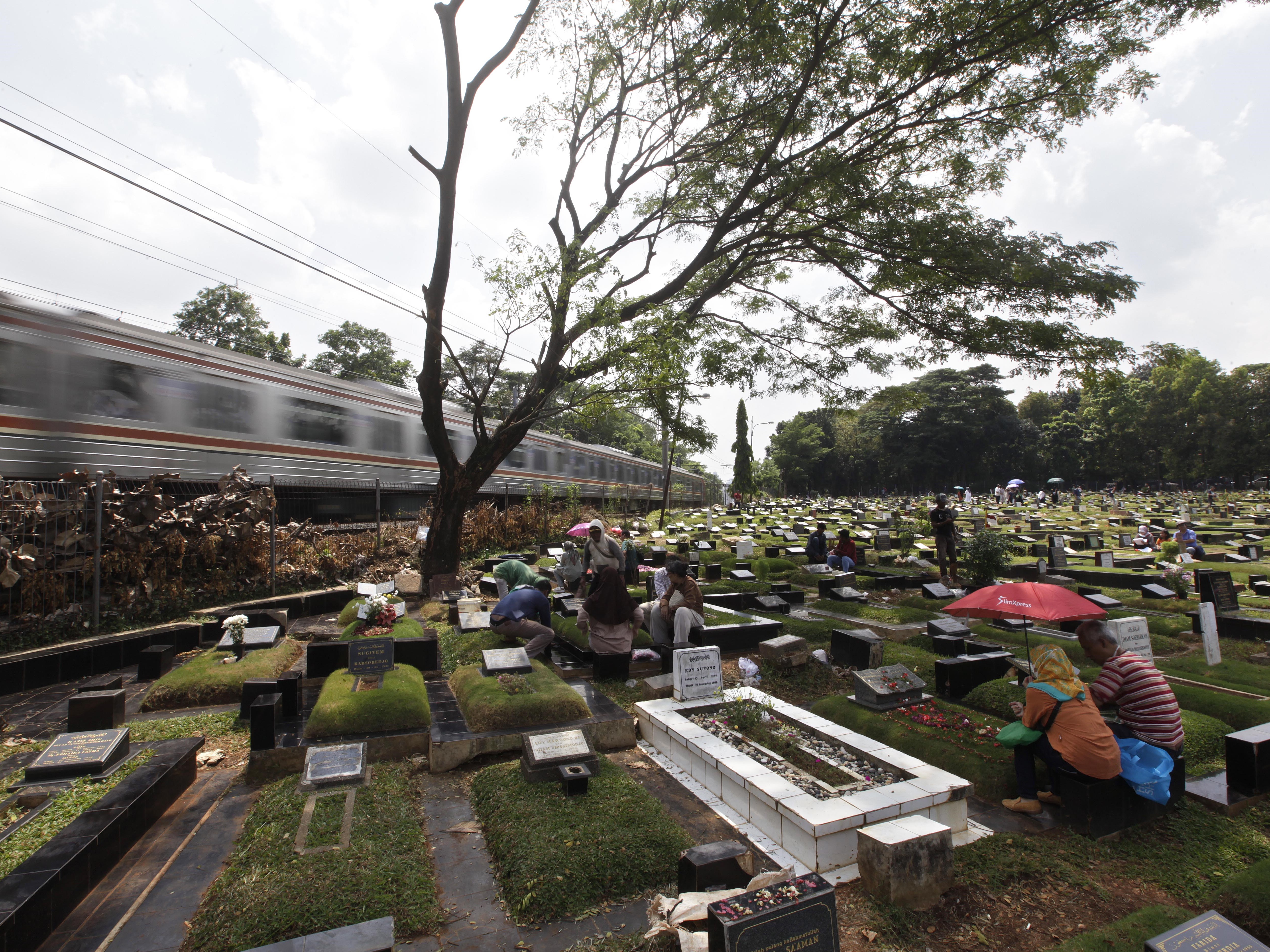 Pengunjung melakukan ziarah kubur makam kerabat di Tempat Pemakaman Umum (TPU) Tanah Kusir, Jakarta, Minggu (23/4/2023).